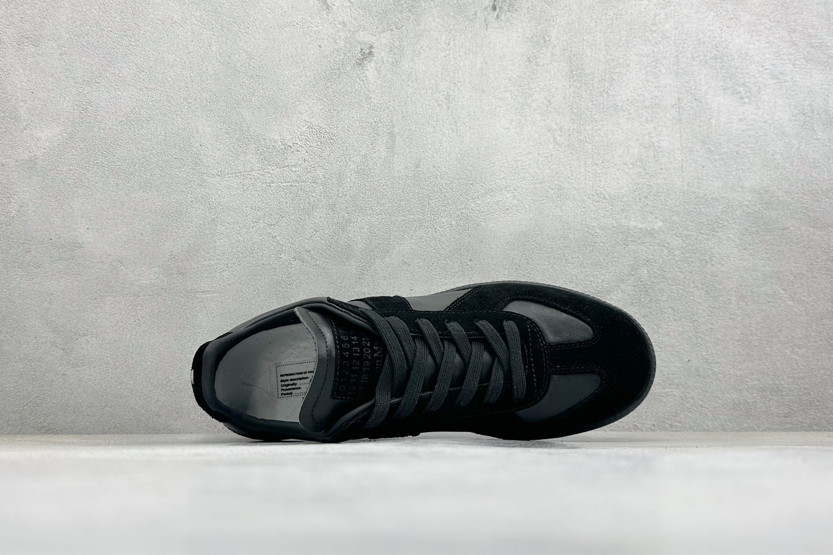 360 马丁·马吉拉/Maison Margiela 22 Classic Replica Leather Low Sneaker 系列低帮经典绅士德训平底百搭小白板鞋“黑焦糖底