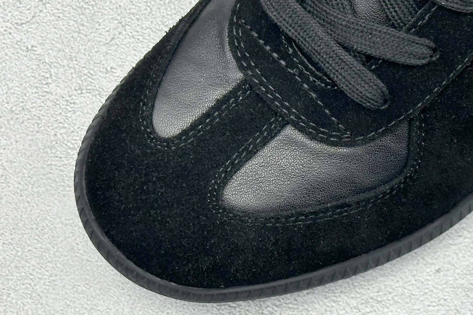 360 马丁·马吉拉/Maison Margiela 22 Classic Replica Leather Low Sneaker 系列低帮经典绅士德训平底百搭小白板鞋“黑焦糖底