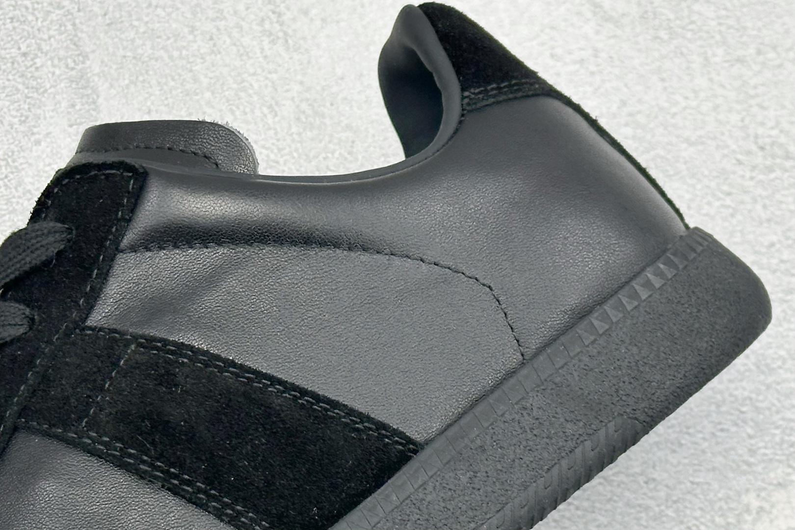 360 马丁·马吉拉/Maison Margiela 22 Classic Replica Leather Low Sneaker 系列低帮经典绅士德训平底百搭小白板鞋“黑焦糖底