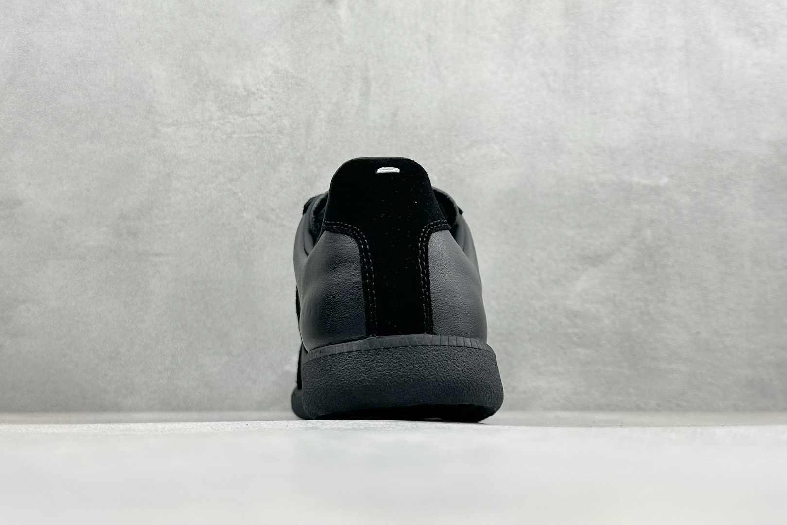 360 马丁·马吉拉/Maison Margiela 22 Classic Replica Leather Low Sneaker 系列低帮经典绅士德训平底百搭小白板鞋“黑焦糖底