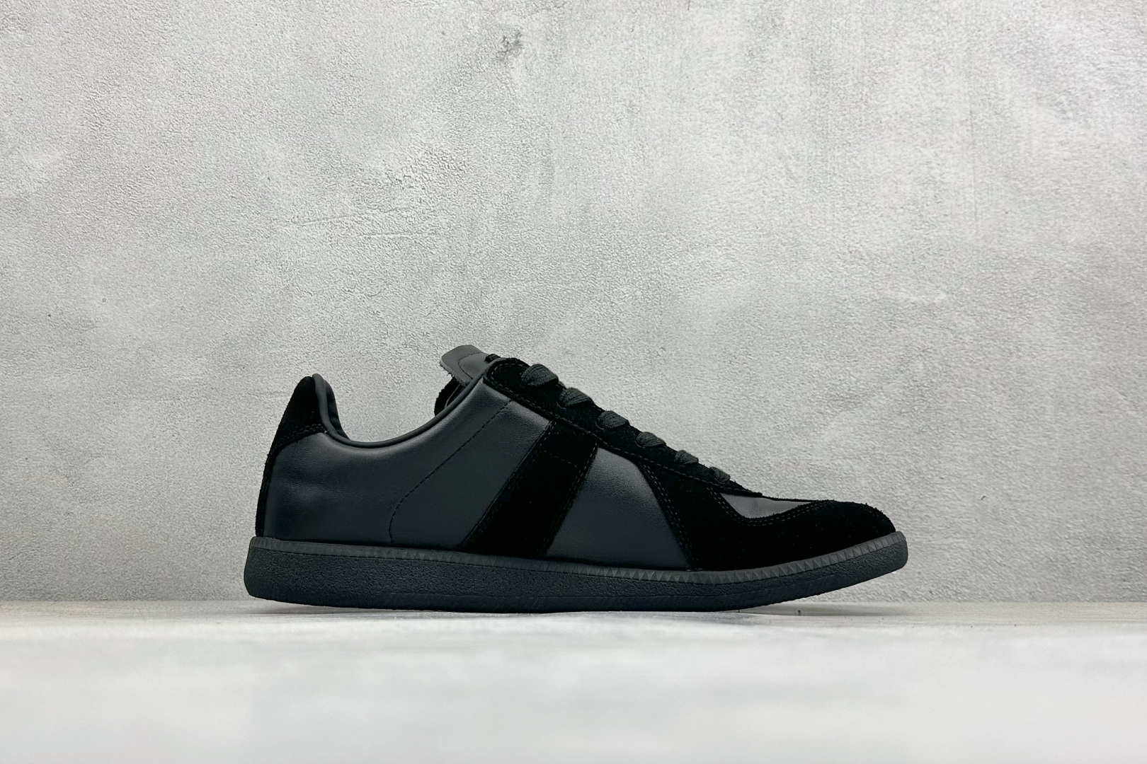 360 马丁·马吉拉/Maison Margiela 22 Classic Replica Leather Low Sneaker 系列低帮经典绅士德训平底百搭小白板鞋“黑焦糖底