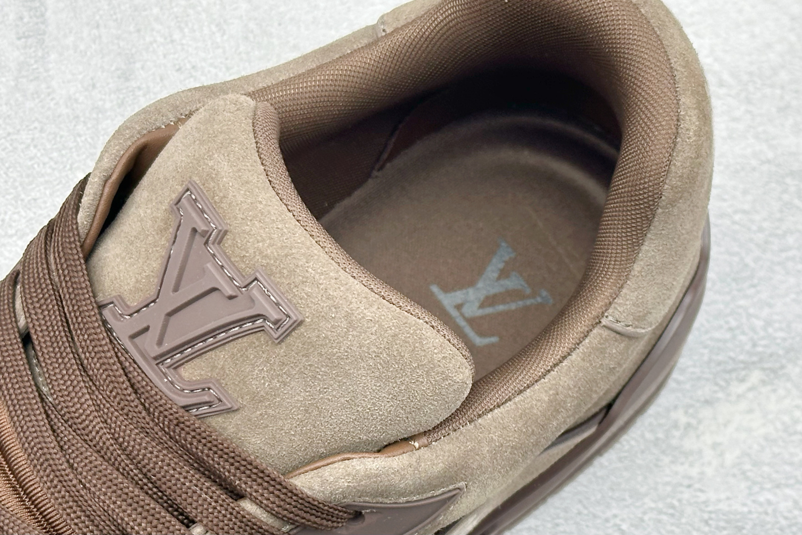 420 广奢高端货 LOUIS VUITTON 路易威登 LV Trainer 牛皮革板鞋 1A9JGR-Chinese UA Cheap High Quatity Brand Clothes Bags handbags Sneakers wholesale wholesaler seller from China Factory suppliers Fashion Clothing Shoes best Quality Beautiful Price 420 广奢高端货 LOUIS VUITTON 路易威登 LV Trainer 牛皮革板鞋 1A9JGR