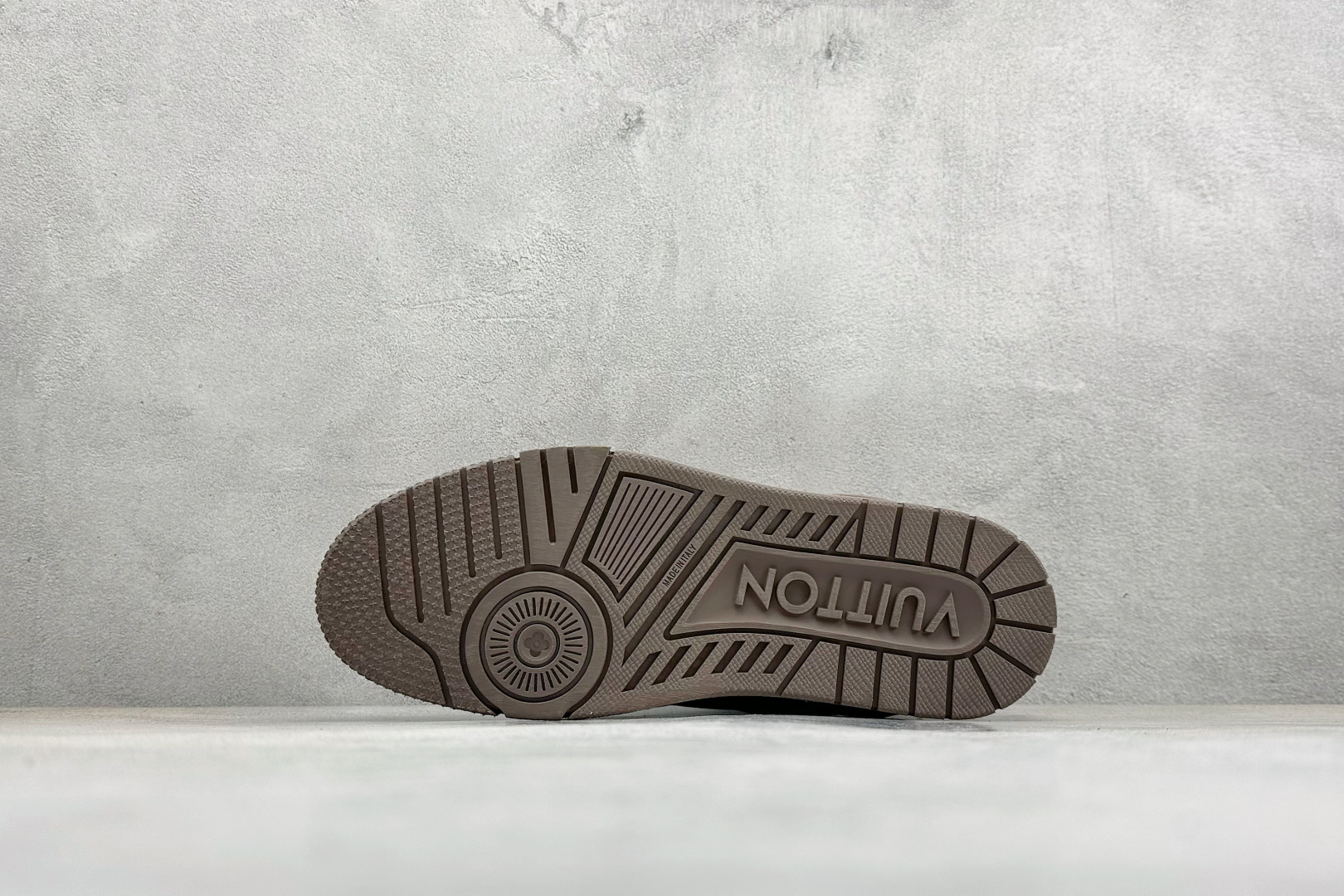 420 广奢高端货 LOUIS VUITTON 路易威登 LV Trainer 牛皮革板鞋 1A9JGR-Chinese UA Cheap High Quatity Brand Clothes Bags handbags Sneakers wholesale wholesaler seller from China Factory suppliers Fashion Clothing Shoes best Quality Beautiful Price 420 广奢高端货 LOUIS VUITTON 路易威登 LV Trainer 牛皮革板鞋 1A9JGR