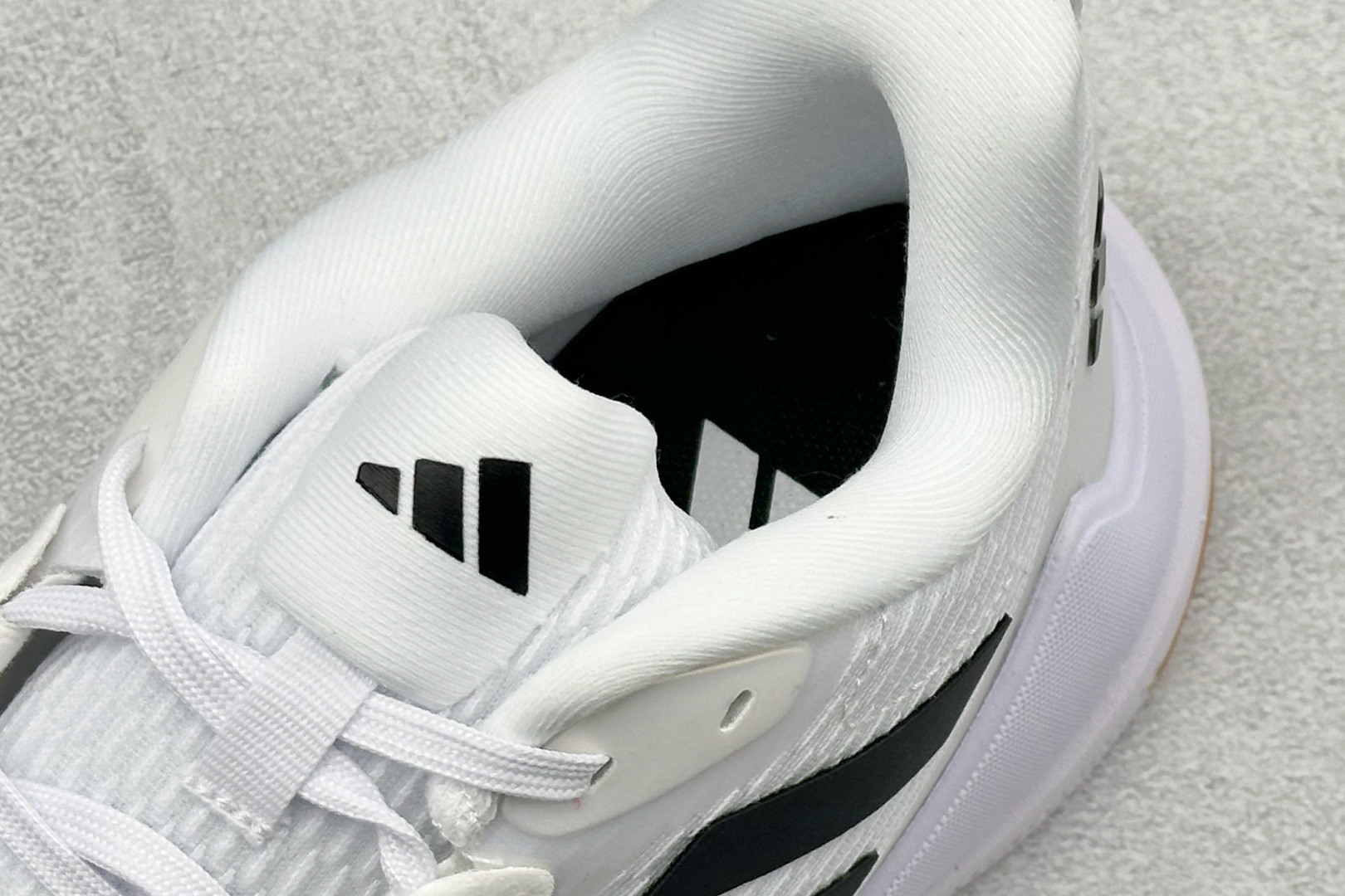 210 Adidas Novaflight 2 M 阿迪达斯舒适时尚百搭跑步鞋 ID3667-Chinese UA Cheap High Quatity Brand Clothes Bags handbags Sneakers wholesale wholesaler seller from China Factory suppliers Fashion Clothing Shoes best Quality Beautiful Price 210 Adidas Novaflight 2 M 阿迪达斯舒适时尚百搭跑步鞋 ID3667