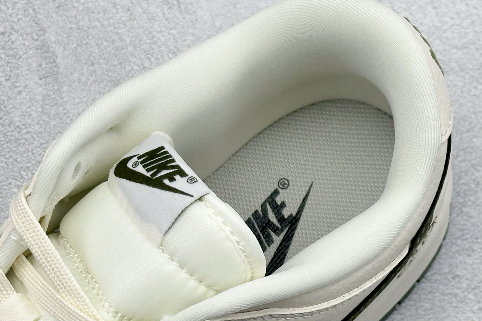 280 Nike Dunk Low 米白橄榄绿 鬼脸定制款 奶白基底碰撞复古橄榄绿 TX1688-024-Chinese UA Cheap High Quatity Brand Clothes Bags handbags Sneakers wholesale wholesaler seller from China Factory suppliers Fashion Clothing Shoes best Quality Beautiful Price 280 Nike Dunk Low 米白橄榄绿 鬼脸定制款 奶白基底碰撞复古橄榄绿 TX1688-024