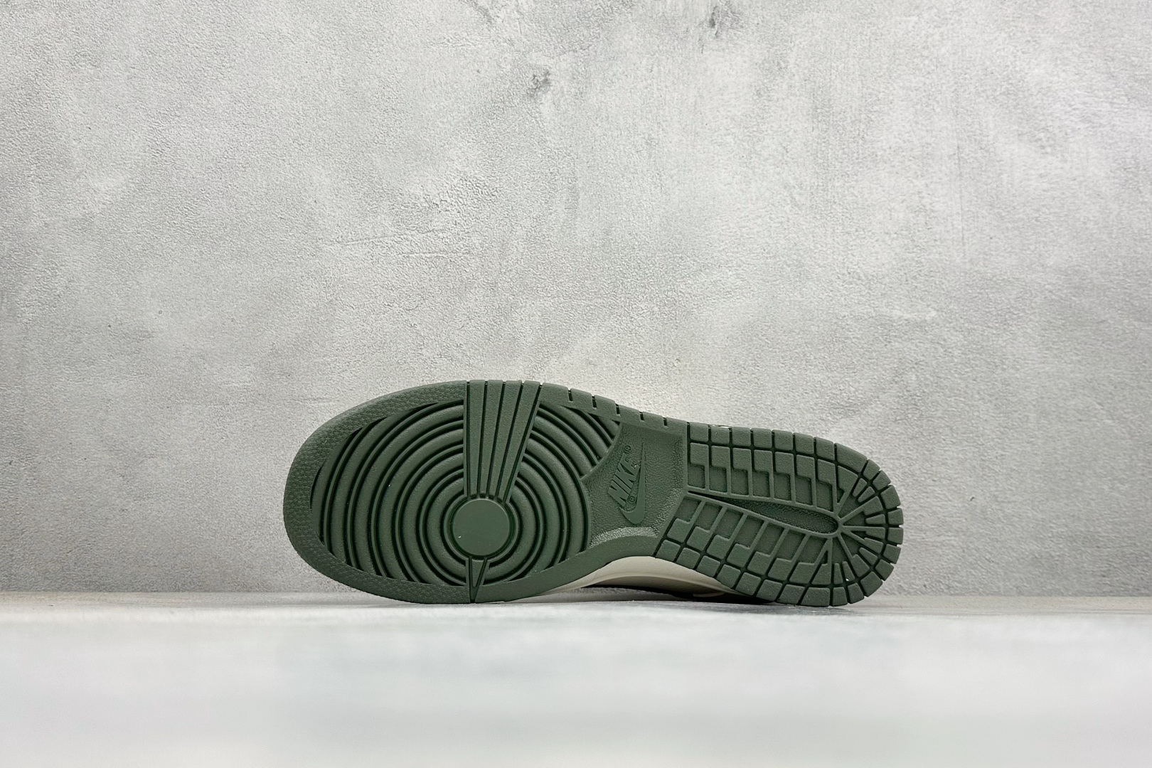 280 Nike Dunk Low 米白橄榄绿 鬼脸定制款 奶白基底碰撞复古橄榄绿 TX1688-024-Chinese UA Cheap High Quatity Brand Clothes Bags handbags Sneakers wholesale wholesaler seller from China Factory suppliers Fashion Clothing Shoes best Quality Beautiful Price 280 Nike Dunk Low 米白橄榄绿 鬼脸定制款 奶白基底碰撞复古橄榄绿 TX1688-024