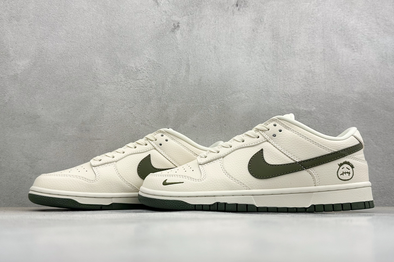 280 Nike Dunk Low 米白橄榄绿 鬼脸定制款 奶白基底碰撞复古橄榄绿 TX1688-024-Chinese UA Cheap High Quatity Brand Clothes Bags handbags Sneakers wholesale wholesaler seller from China Factory suppliers Fashion Clothing Shoes best Quality Beautiful Price 280 Nike Dunk Low 米白橄榄绿 鬼脸定制款 奶白基底碰撞复古橄榄绿 TX1688-024
