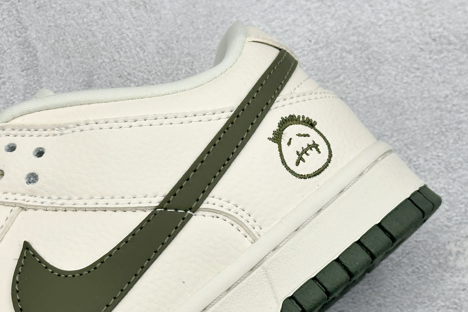 280 Nike Dunk Low 米白橄榄绿 鬼脸定制款 奶白基底碰撞复古橄榄绿 TX1688-024-Chinese UA Cheap High Quatity Brand Clothes Bags handbags Sneakers wholesale wholesaler seller from China Factory suppliers Fashion Clothing Shoes best Quality Beautiful Price 280 Nike Dunk Low 米白橄榄绿 鬼脸定制款 奶白基底碰撞复古橄榄绿 TX1688-024