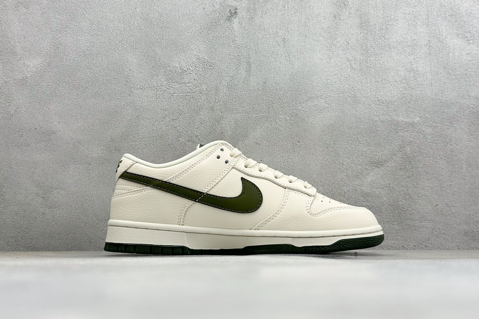 280 Nike Dunk Low 米白橄榄绿 鬼脸定制款 奶白基底碰撞复古橄榄绿 TX1688-024-Chinese UA Cheap High Quatity Brand Clothes Bags handbags Sneakers wholesale wholesaler seller from China Factory suppliers Fashion Clothing Shoes best Quality Beautiful Price 280 Nike Dunk Low 米白橄榄绿 鬼脸定制款 奶白基底碰撞复古橄榄绿 TX1688-024