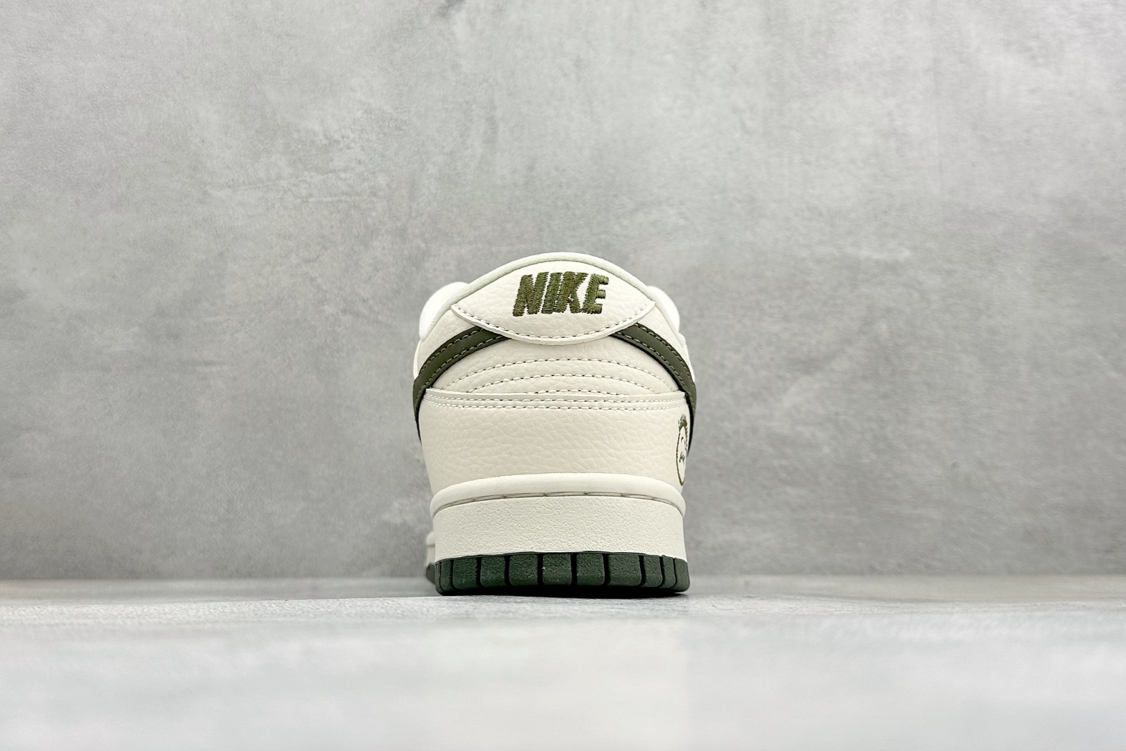280 Nike Dunk Low 米白橄榄绿 鬼脸定制款 奶白基底碰撞复古橄榄绿 TX1688-024-Chinese UA Cheap High Quatity Brand Clothes Bags handbags Sneakers wholesale wholesaler seller from China Factory suppliers Fashion Clothing Shoes best Quality Beautiful Price 280 Nike Dunk Low 米白橄榄绿 鬼脸定制款 奶白基底碰撞复古橄榄绿 TX1688-024
