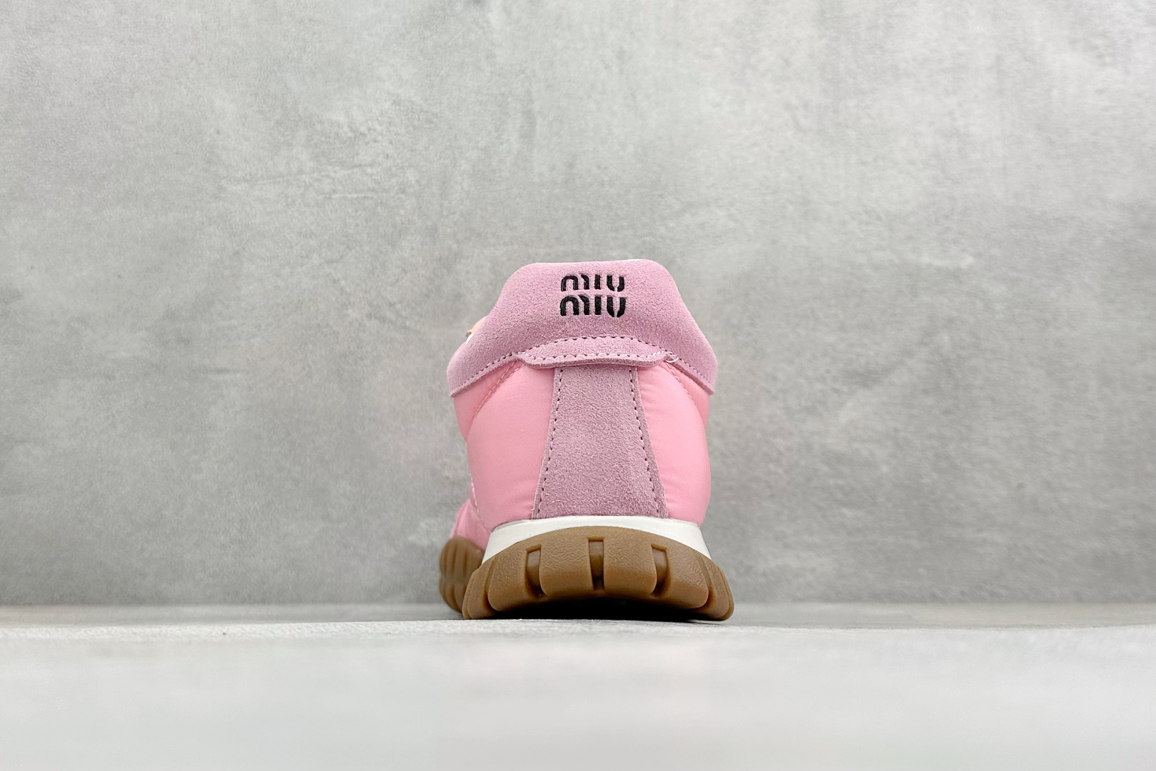 300 MIU MIU缪缪 Tyre 尼龙绒面革 圆头系带 轮胎鞋 低帮生活休闲鞋-Chinese UA Cheap High Quatity Brand Clothes Bags handbags Sneakers wholesale wholesaler seller from China Factory suppliers Fashion Clothing Shoes best Quality Beautiful Price 300 MIU MIU缪缪 Tyre 尼龙绒面革 圆头系带 轮胎鞋 低帮生活休闲鞋