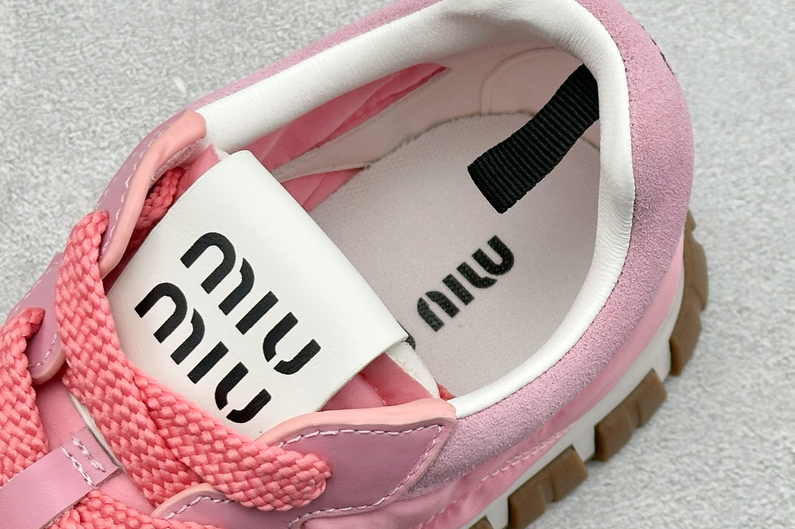 300 MIU MIU缪缪 Tyre 尼龙绒面革 圆头系带 轮胎鞋 低帮生活休闲鞋-Chinese UA Cheap High Quatity Brand Clothes Bags handbags Sneakers wholesale wholesaler seller from China Factory suppliers Fashion Clothing Shoes best Quality Beautiful Price 300 MIU MIU缪缪 Tyre 尼龙绒面革 圆头系带 轮胎鞋 低帮生活休闲鞋