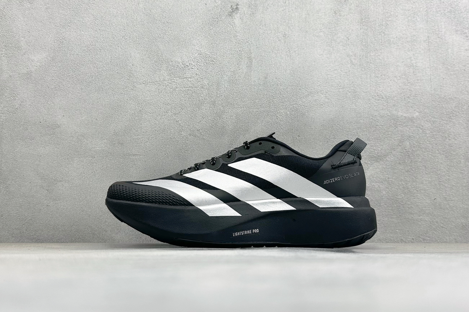 RS版Adidas Adizero Evo SL ATR M 阿迪超轻透气缓震跑鞋 整体外观造型与adi
