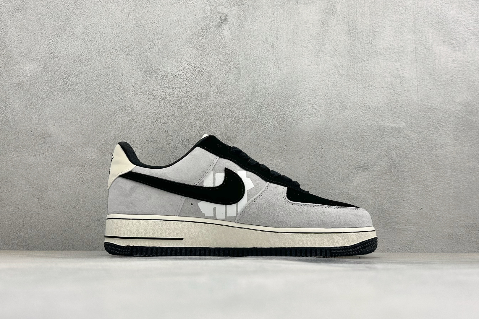 SC版Nike Air Force 1 x Undefeated 联名款 ”灰黑麂皮” FV3694-114-Top High Quatity Cheap Sneakers Fashion Clothing Clothes Bags handbags Shoes of all Brand wholesale With The best Quality And Beautiful Price from China Factory Chinese suppliers wholesaler seller SC版Nike Air Force 1 x Undefeated 联名款 ”灰黑麂皮” FV3694-114