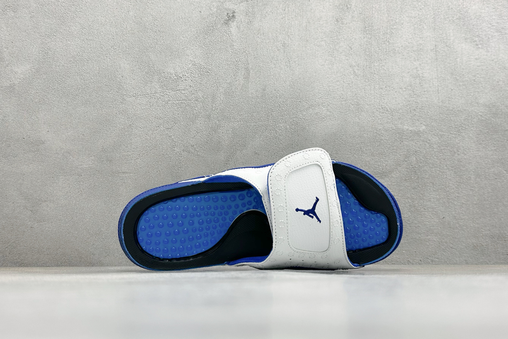 JORDAN HYDRO XIII RETRO AJ13 舒适透气防滑魔术贴一字拖鞋 684915-102-Top High Quatity Cheap Sneakers Fashion Clothing Clothes Bags handbags Shoes of all Brand wholesale With The best Quality And Beautiful Price from China Factory Chinese suppliers wholesaler seller JORDAN HYDRO XIII RETRO AJ13 舒适透气防滑魔术贴一字拖鞋 684915-102