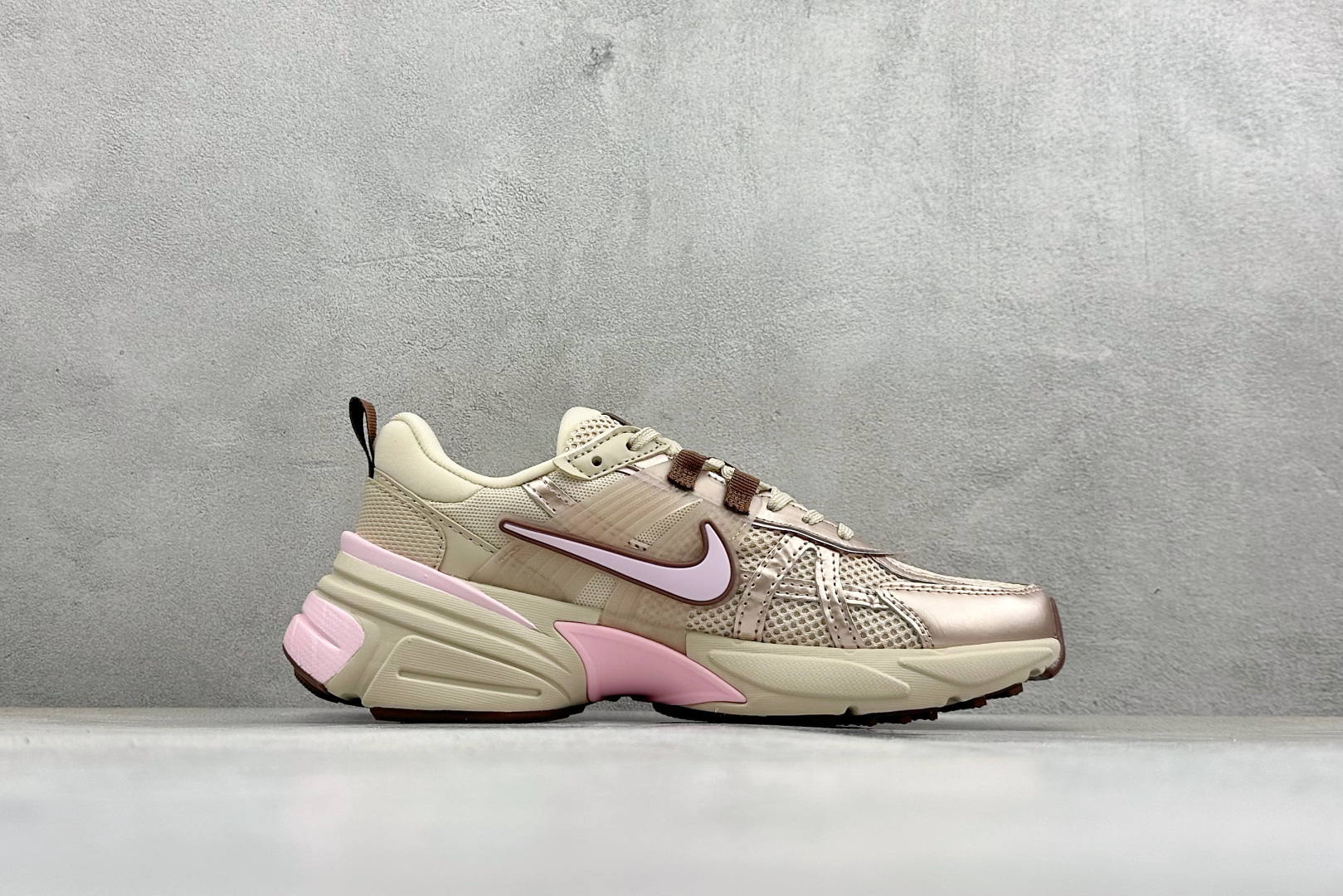 Nike V2K Run 减震防滑复古低帮跑步鞋 FD0736-115-Top High Quatity Cheap Sneakers Fashion Clothing Clothes Bags handbags Shoes of all Brand wholesale With The best Quality And Beautiful Price from China Factory Chinese suppliers wholesaler seller Nike V2K Run 减震防滑复古低帮跑步鞋 FD0736-115