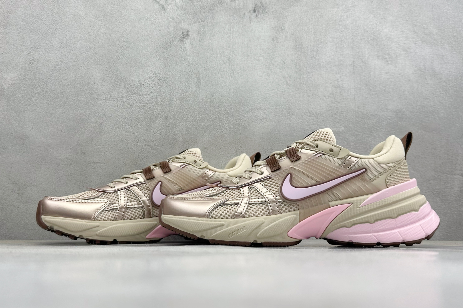 Nike V2K Run 减震防滑复古低帮跑步鞋 FD0736-115-Top High Quatity Cheap Sneakers Fashion Clothing Clothes Bags handbags Shoes of all Brand wholesale With The best Quality And Beautiful Price from China Factory Chinese suppliers wholesaler seller Nike V2K Run 减震防滑复古低帮跑步鞋 FD0736-115