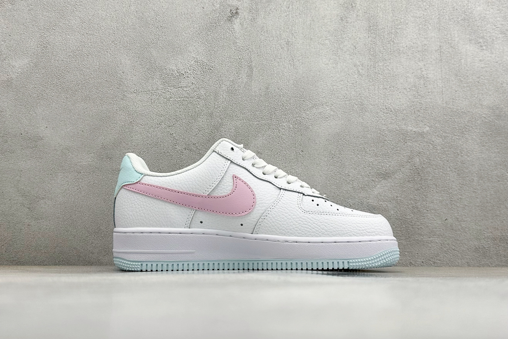 Nike Air Force 1 07 low空军一号板鞋 白粉 IH0640-151-Top High Quatity Cheap Sneakers Fashion Clothing Clothes Bags handbags Shoes of all Brand wholesale With The best Quality And Beautiful Price from China Factory Chinese suppliers wholesaler seller Nike Air Force 1 07 low空军一号板鞋 白粉 IH0640-151