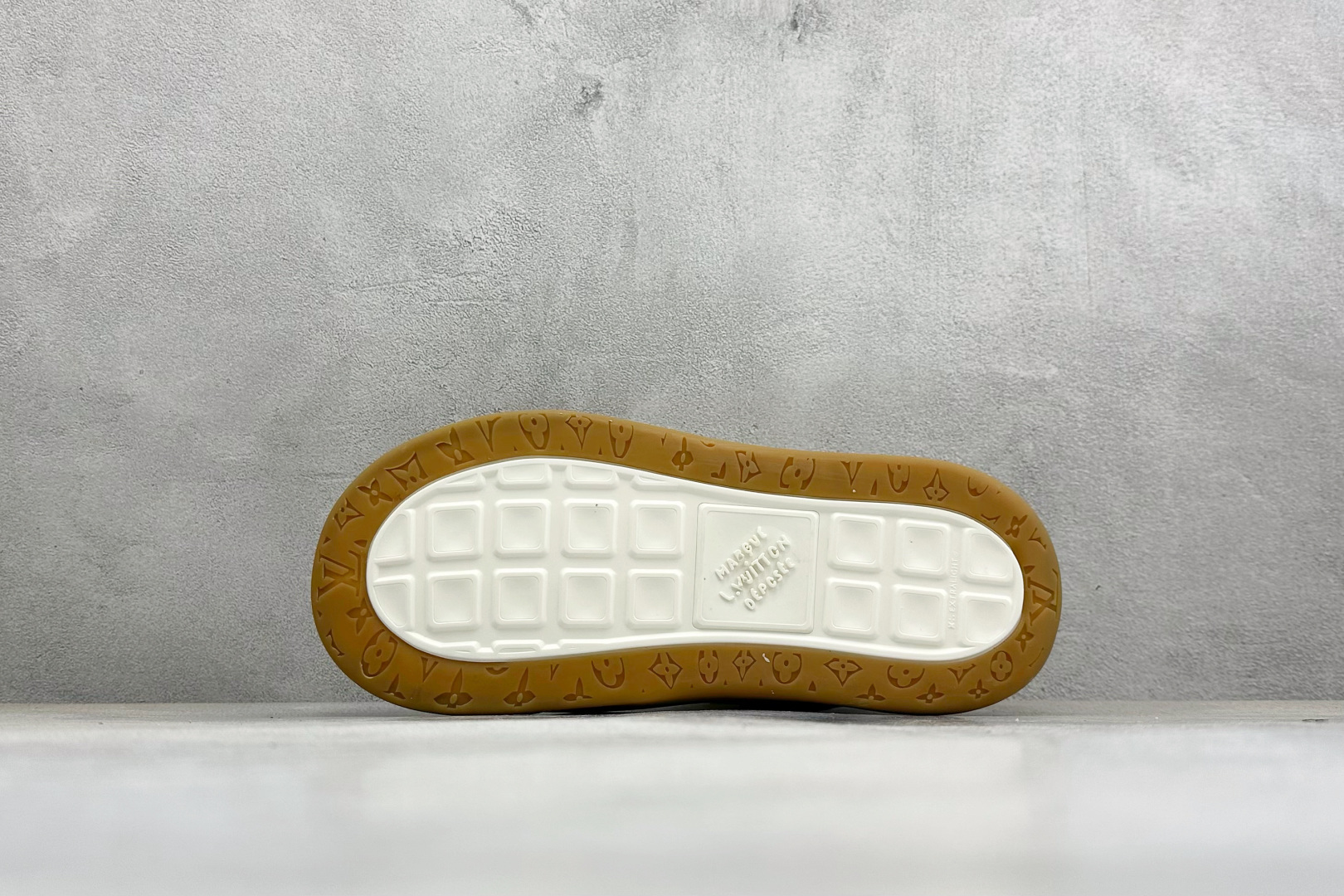 380 LV 路易威登 Tilted Low Sneakers 倾斜系列低帮复古休闲运动板鞋 男鞋-Chinese UA Cheap High Quatity Brand Clothes Bags handbags Sneakers wholesale wholesaler seller from China Factory suppliers Fashion Clothing Shoes best Quality Beautiful Price 380 LV 路易威登 Tilted Low Sneakers 倾斜系列低帮复古休闲运动板鞋 男鞋