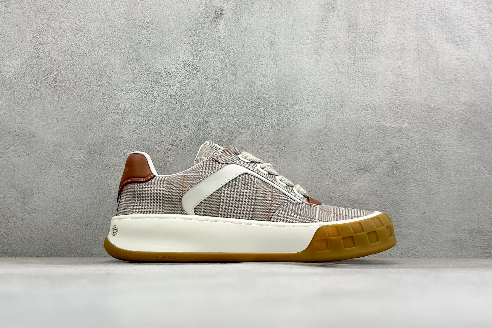 380 LV 路易威登 Tilted Low Sneakers 倾斜系列低帮复古休闲运动板鞋 男鞋-Chinese UA Cheap High Quatity Brand Clothes Bags handbags Sneakers wholesale wholesaler seller from China Factory suppliers Fashion Clothing Shoes best Quality Beautiful Price 380 LV 路易威登 Tilted Low Sneakers 倾斜系列低帮复古休闲运动板鞋 男鞋