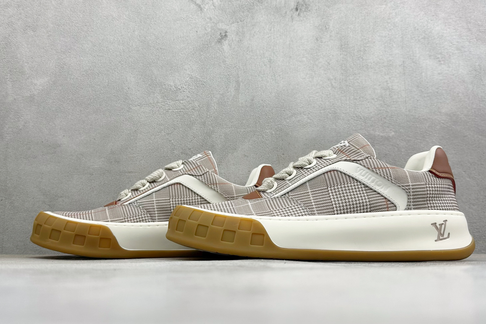 380 LV 路易威登 Tilted Low Sneakers 倾斜系列低帮复古休闲运动板鞋 男鞋-Chinese UA Cheap High Quatity Brand Clothes Bags handbags Sneakers wholesale wholesaler seller from China Factory suppliers Fashion Clothing Shoes best Quality Beautiful Price 380 LV 路易威登 Tilted Low Sneakers 倾斜系列低帮复古休闲运动板鞋 男鞋