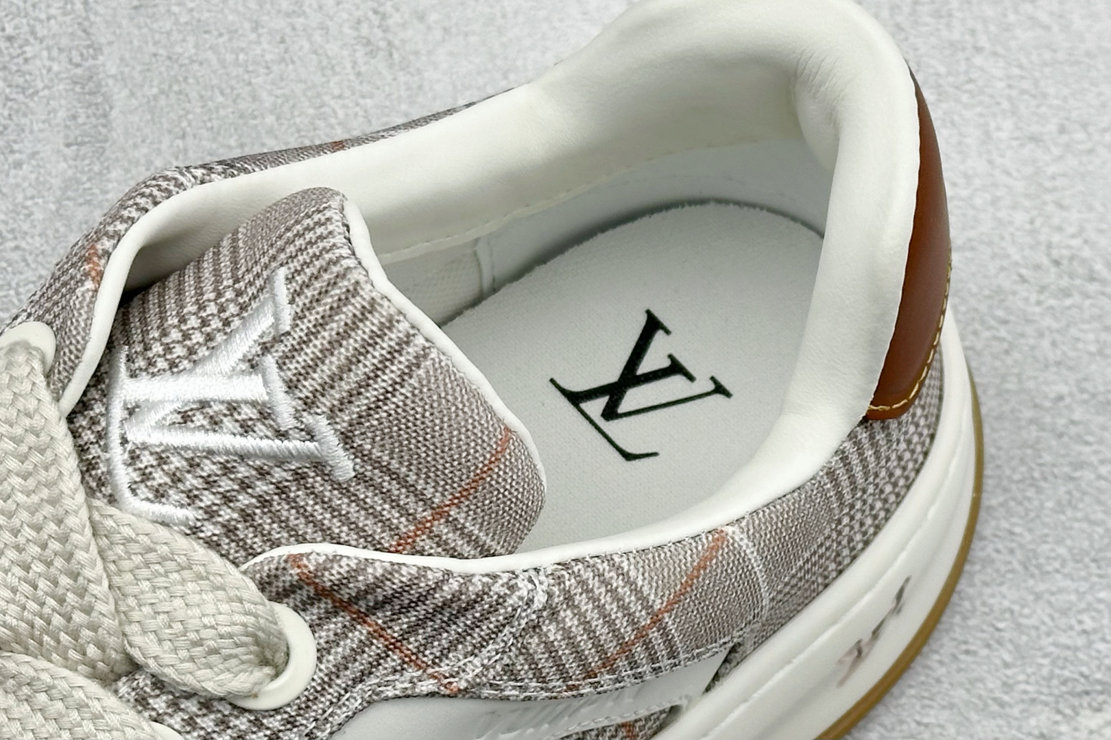 380 LV 路易威登 Tilted Low Sneakers 倾斜系列低帮复古休闲运动板鞋 男鞋-Chinese UA Cheap High Quatity Brand Clothes Bags handbags Sneakers wholesale wholesaler seller from China Factory suppliers Fashion Clothing Shoes best Quality Beautiful Price 380 LV 路易威登 Tilted Low Sneakers 倾斜系列低帮复古休闲运动板鞋 男鞋
