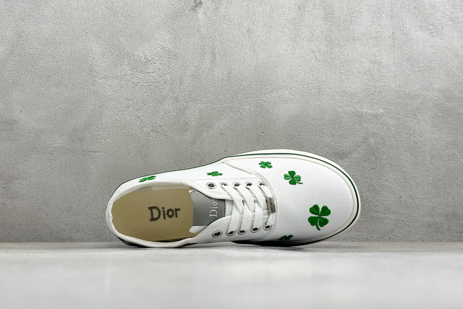 250 法国时装奢牌-迪奥Dior Dioract Slide”Christian Dior“表演系列平底复古字母刺提花刺绣休闲板鞋-Chinese UA Cheap High Quatity Brand Clothes Bags handbags Sneakers wholesale wholesaler seller from China Factory suppliers Fashion Clothing Shoes best Quality Beautiful Price 250 法国时装奢牌-迪奥Dior Dioract Slide”Christian Dior“表演系列平底复古字母刺提花刺绣休闲板鞋