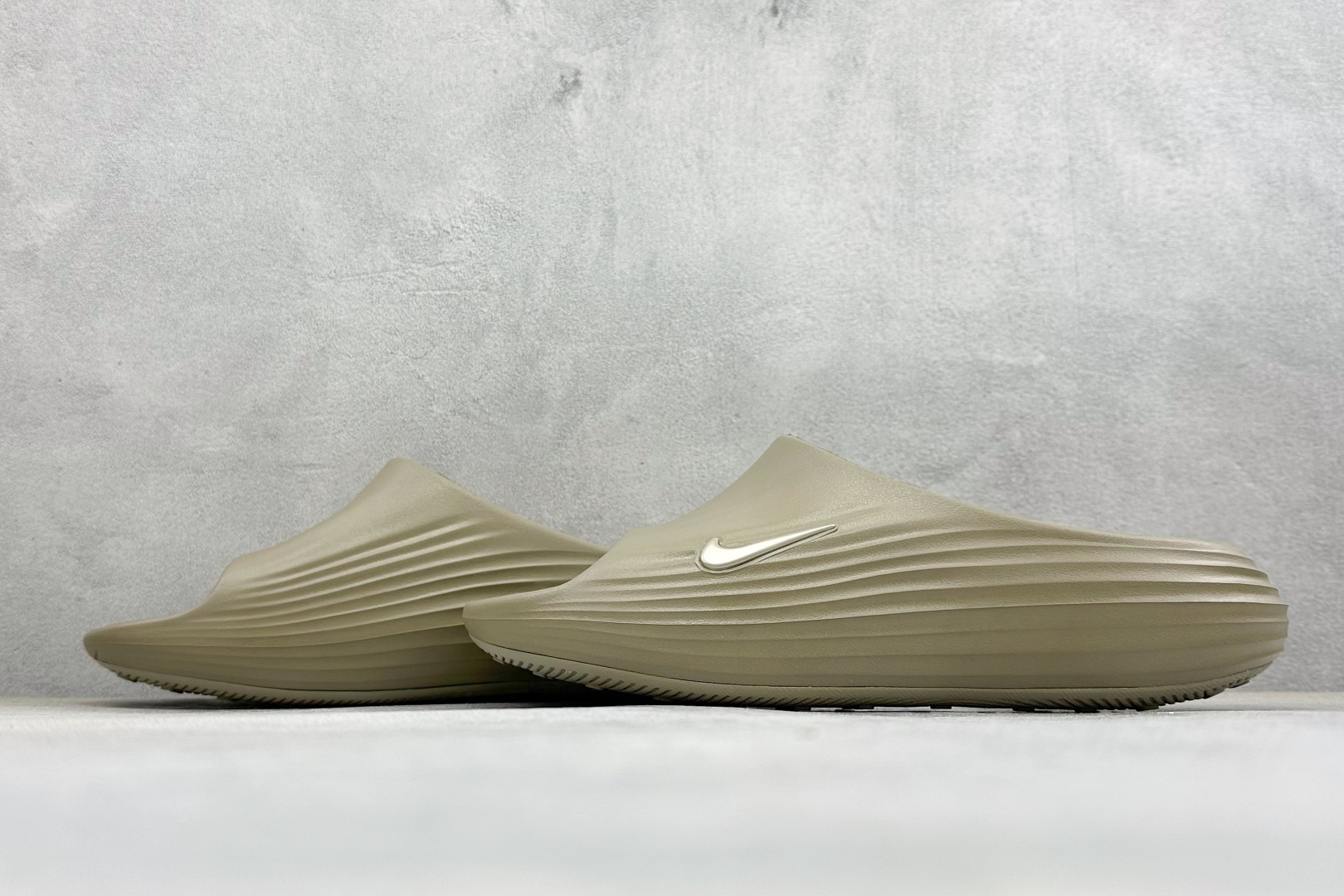 Y版Nike ReactX Rejuven8 Slide 耐克夏日穿搭凉鞋 HV4479-200-Top High Quatity Cheap Sneakers Fashion Clothing Clothes Bags handbags Shoes of all Brand wholesale With The best Quality And Beautiful Price from China Factory Chinese suppliers wholesaler seller Y版Nike ReactX Rejuven8 Slide 耐克夏日穿搭凉鞋 HV4479-200
