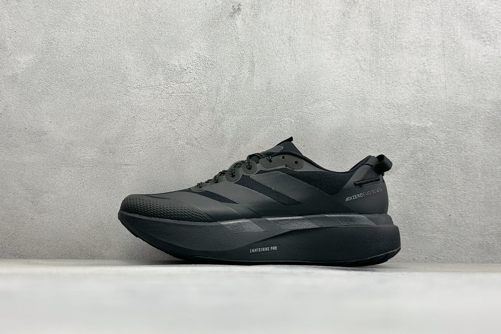 RS版Adidas Adizero Evo SL ATR M 阿迪超轻透气缓震跑鞋 整体外观造型与adi