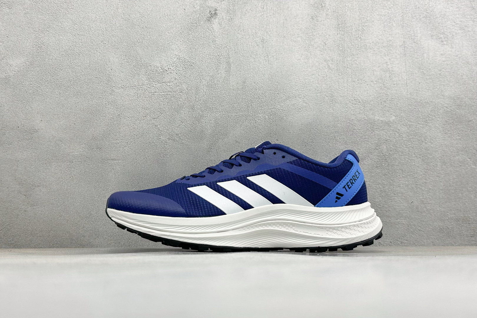 200 Adidas Terrex Agravic LT 阿迪超轻透气缓震跑鞋 三叶草 清风系列 复古网面透气跑步鞋 D25386