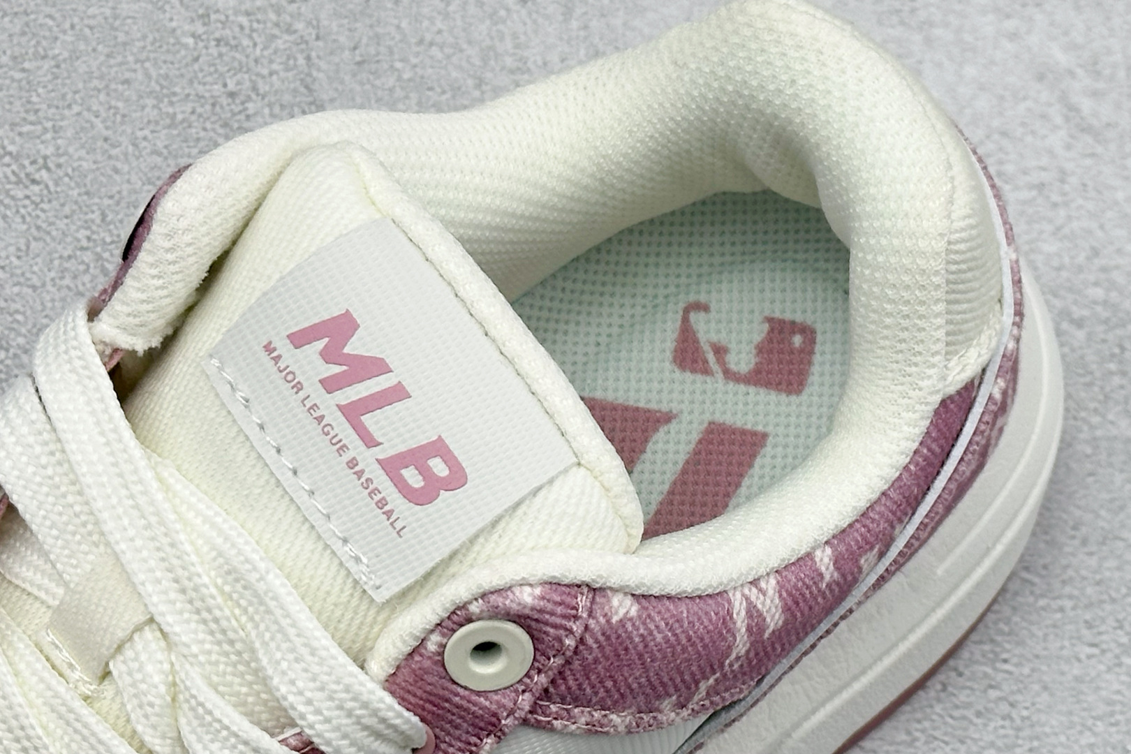 170 MLB Chunky Curve Liner 纽约洋基队 厚底休闲跑鞋 3ASXM016N-Chinese UA Cheap High Quatity Brand Clothes Bags handbags Sneakers wholesale wholesaler seller from China Factory suppliers Fashion Clothing Shoes best Quality Beautiful Price 170 MLB Chunky Curve Liner 纽约洋基队 厚底休闲跑鞋 3ASXM016N