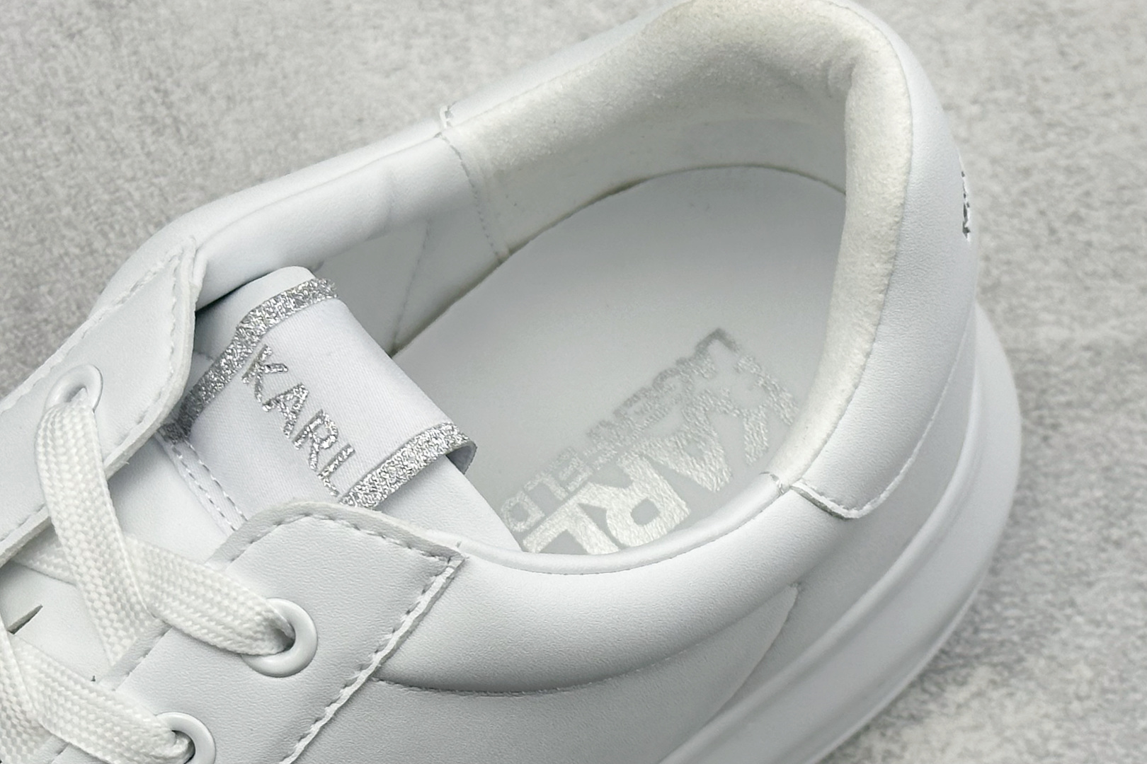 210 卡尔·拉格斐被誉为“时尚界的凯撒大帝” KL52530N-Chinese UA Cheap High Quatity Brand Clothes Bags handbags Sneakers wholesale wholesaler seller from China Factory suppliers Fashion Clothing Shoes best Quality Beautiful Price 210 卡尔·拉格斐被誉为“时尚界的凯撒大帝” KL52530N