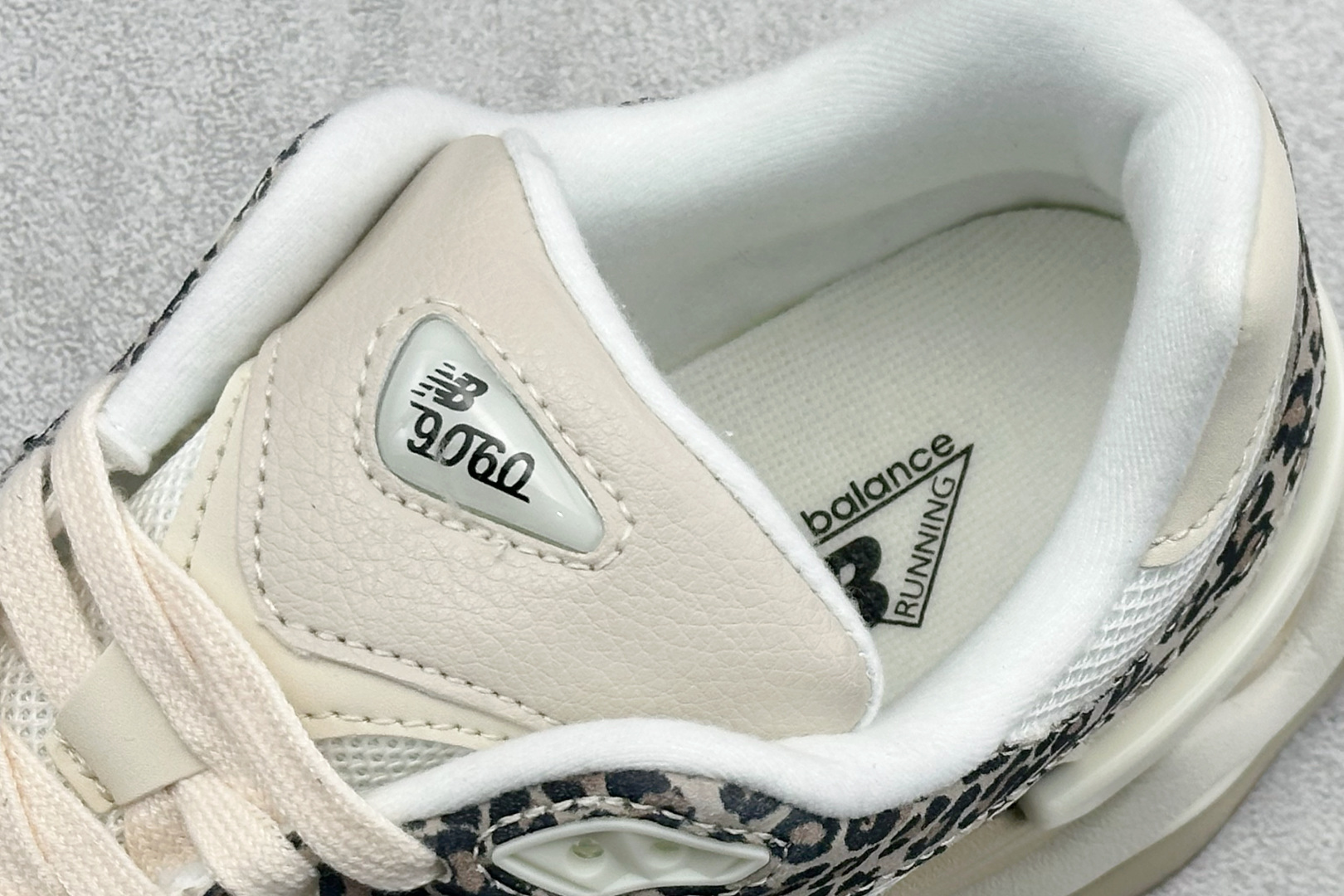 200 New Balance NB9060 联名款 复古休闲运动慢跑鞋 U9060ALP