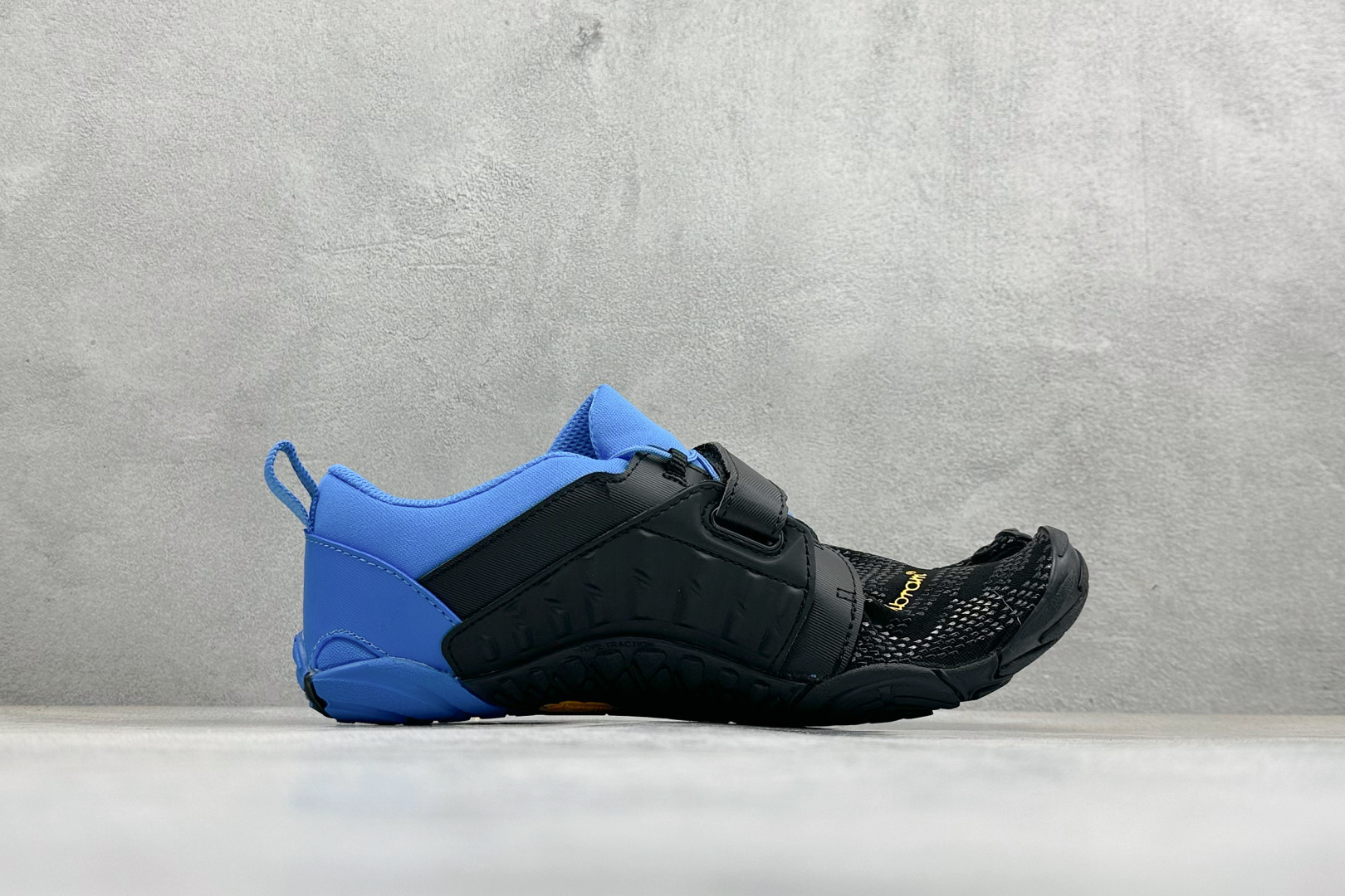 200 Vibram 五指鞋 专业室内综合健身运动赤足 防滑耐磨透气轻便 低帮训练鞋 20W7703