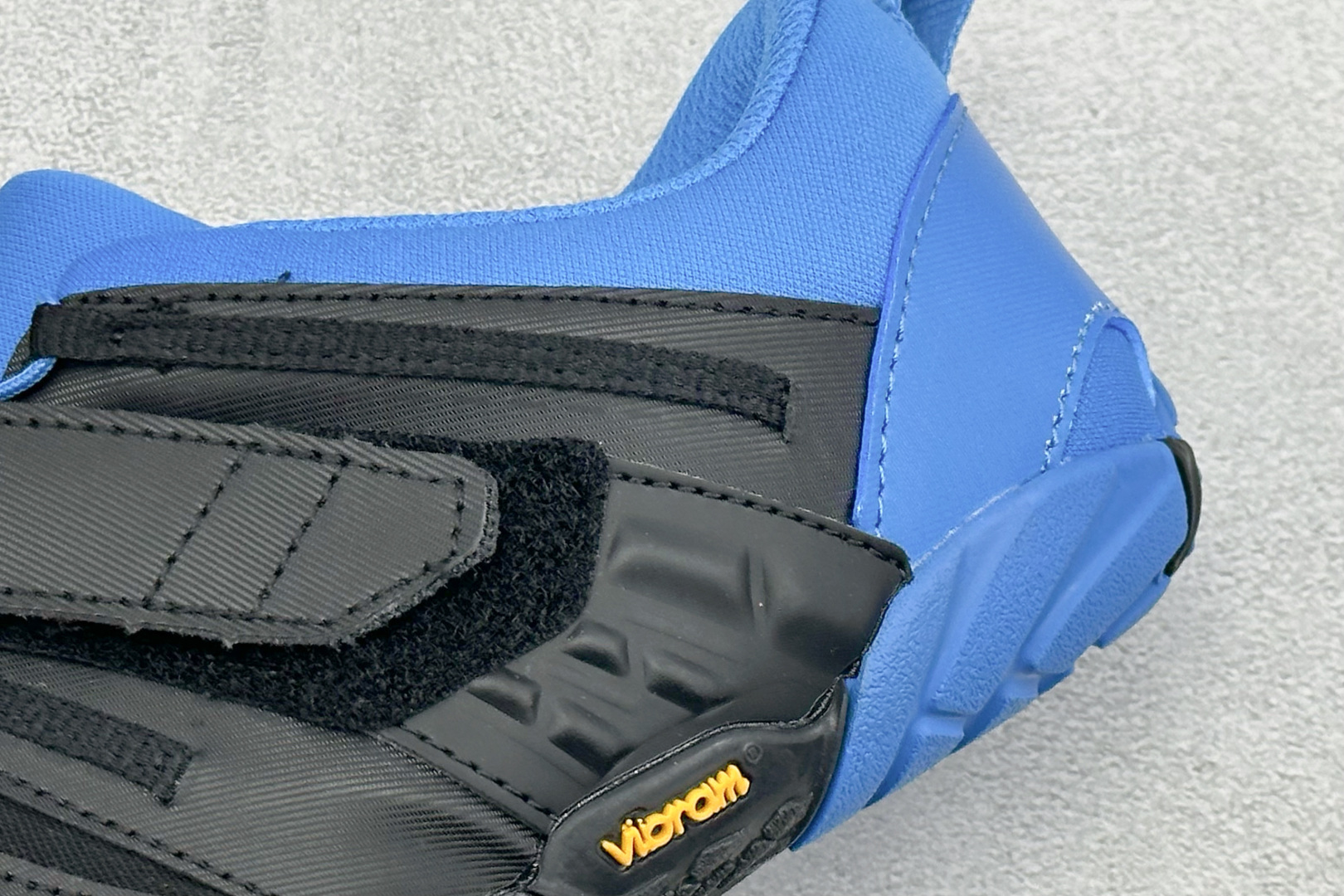 200 Vibram 五指鞋 专业室内综合健身运动赤足 防滑耐磨透气轻便 低帮训练鞋 20W7703