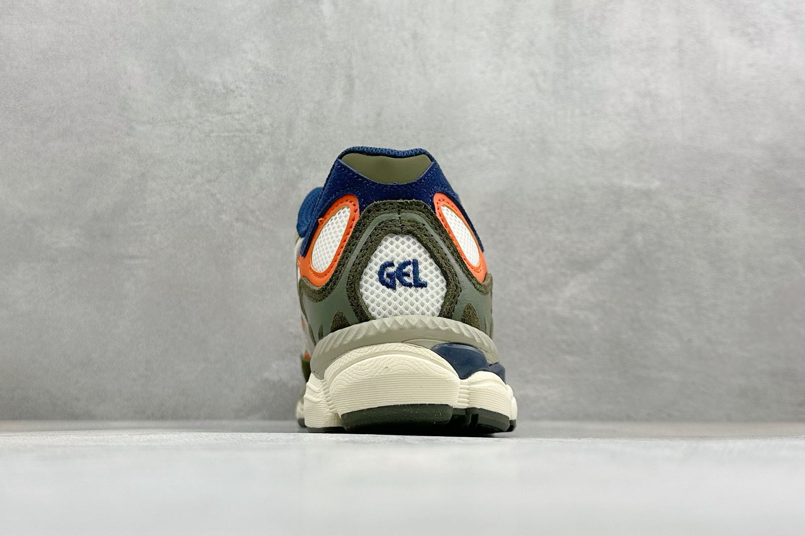 180 ASICS/亚瑟士GEL-N透气网眼鞋面配合部分合成革材质 采用全新AHAR+橡胶材质 更加耐磨 1203A383-108