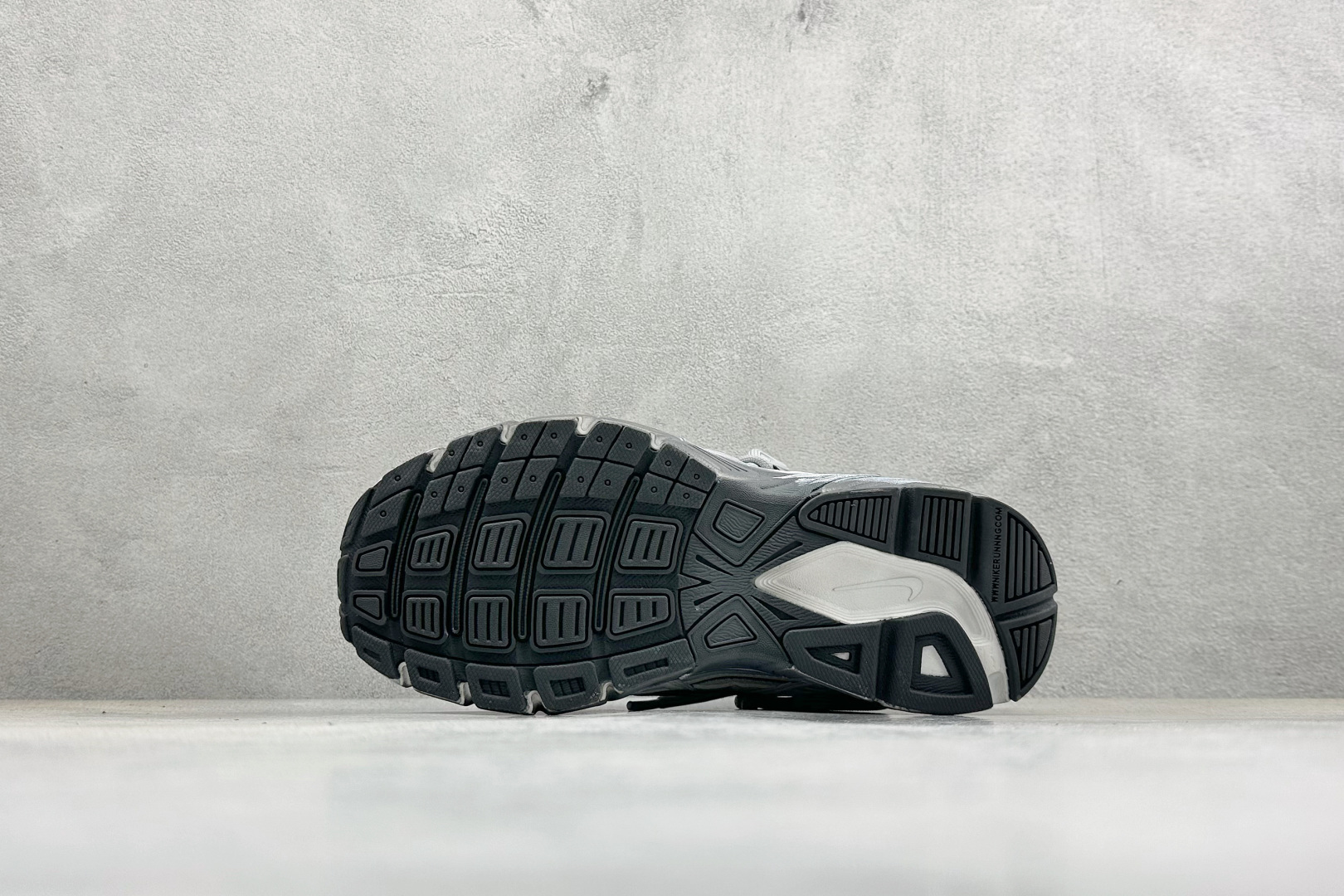 NIKE INITIATOR创始者系列复古休闲运动舒适跑鞋 394055-102-莆田鞋,莆田鞋货源,高仿鞋,高仿鞋货源,安福档口,莆田高仿鞋,莆田鞋批发,高仿鞋批发,莆田高仿运动鞋,高仿运动鞋,莆田运动鞋 NIKE INITIATOR创始者系列复古休闲运动舒适跑鞋 394055-102