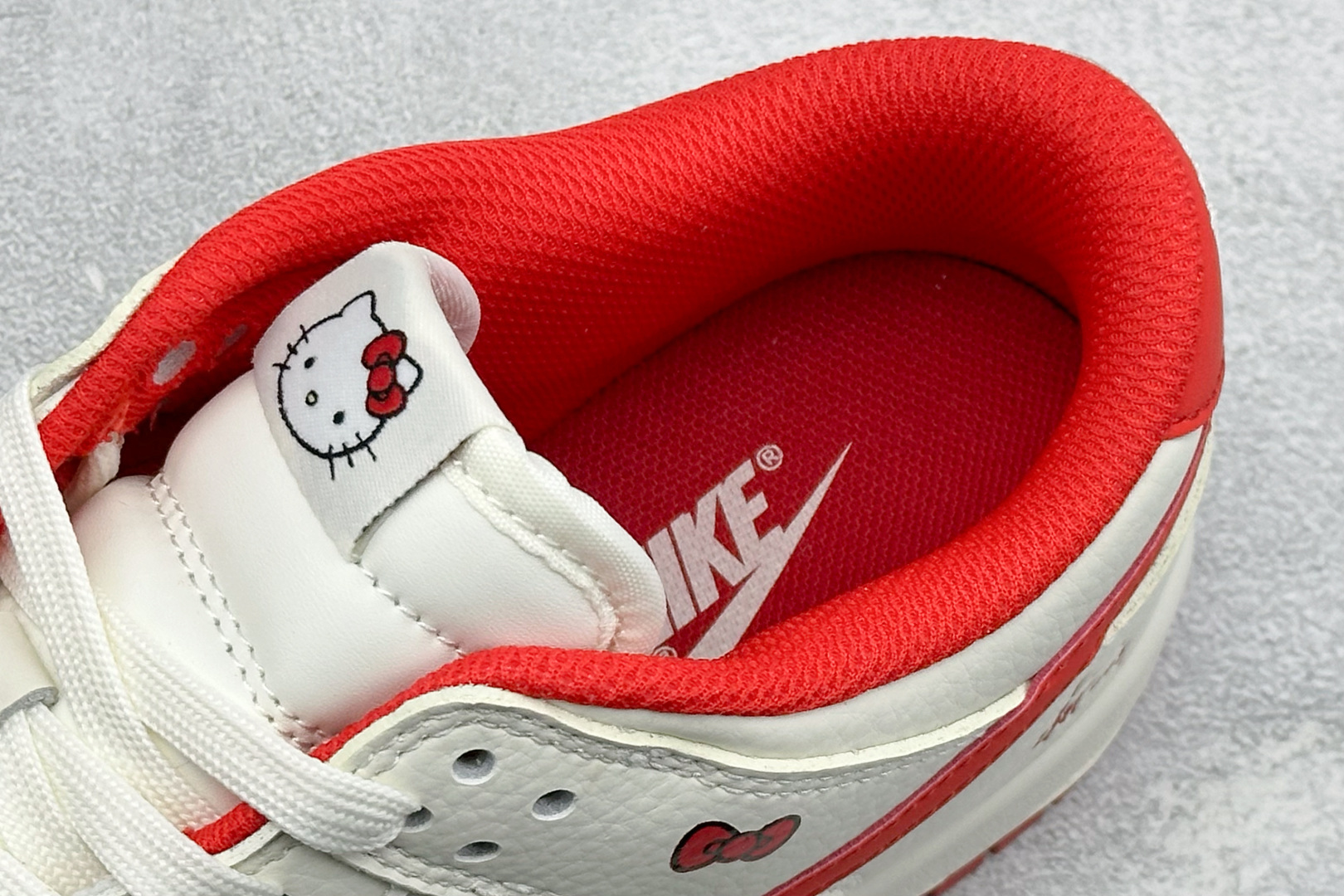 SC版Nike SB Dunk Low x Stussy Hello Kitty 白红 SG6688-011