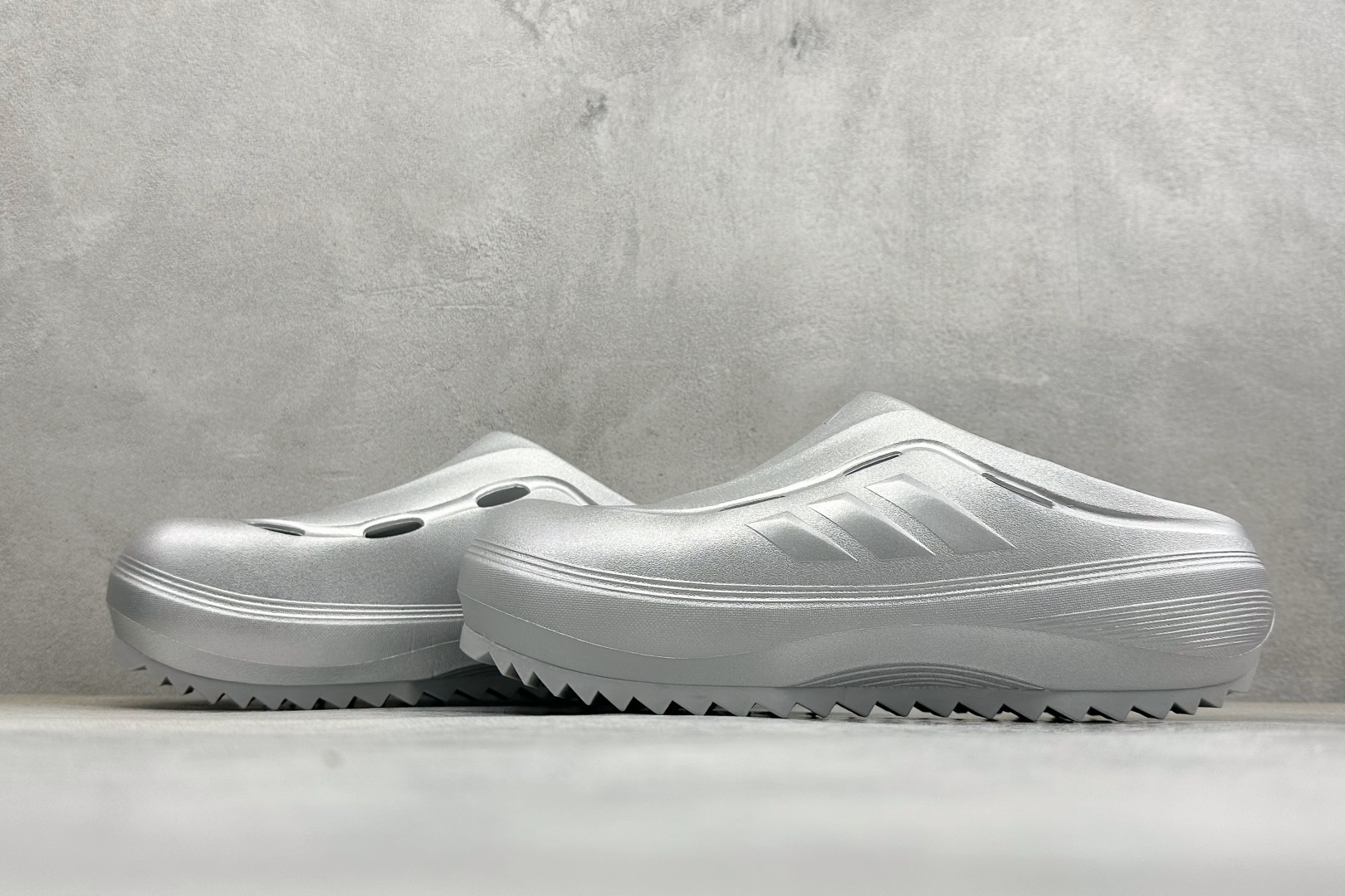 120 Y版Adidas OZWAVE CLozeave CL阿迪达斯 百搭舒适 防磨防滑包头拖鞋 JR6757-Chinese UA Cheap High Quatity Brand Clothes Bags handbags Sneakers wholesale wholesaler seller from China Factory suppliers Fashion Clothing Shoes best Quality Beautiful Price 120 Y版Adidas OZWAVE CLozeave CL阿迪达斯 百搭舒适 防磨防滑包头拖鞋 JR6757