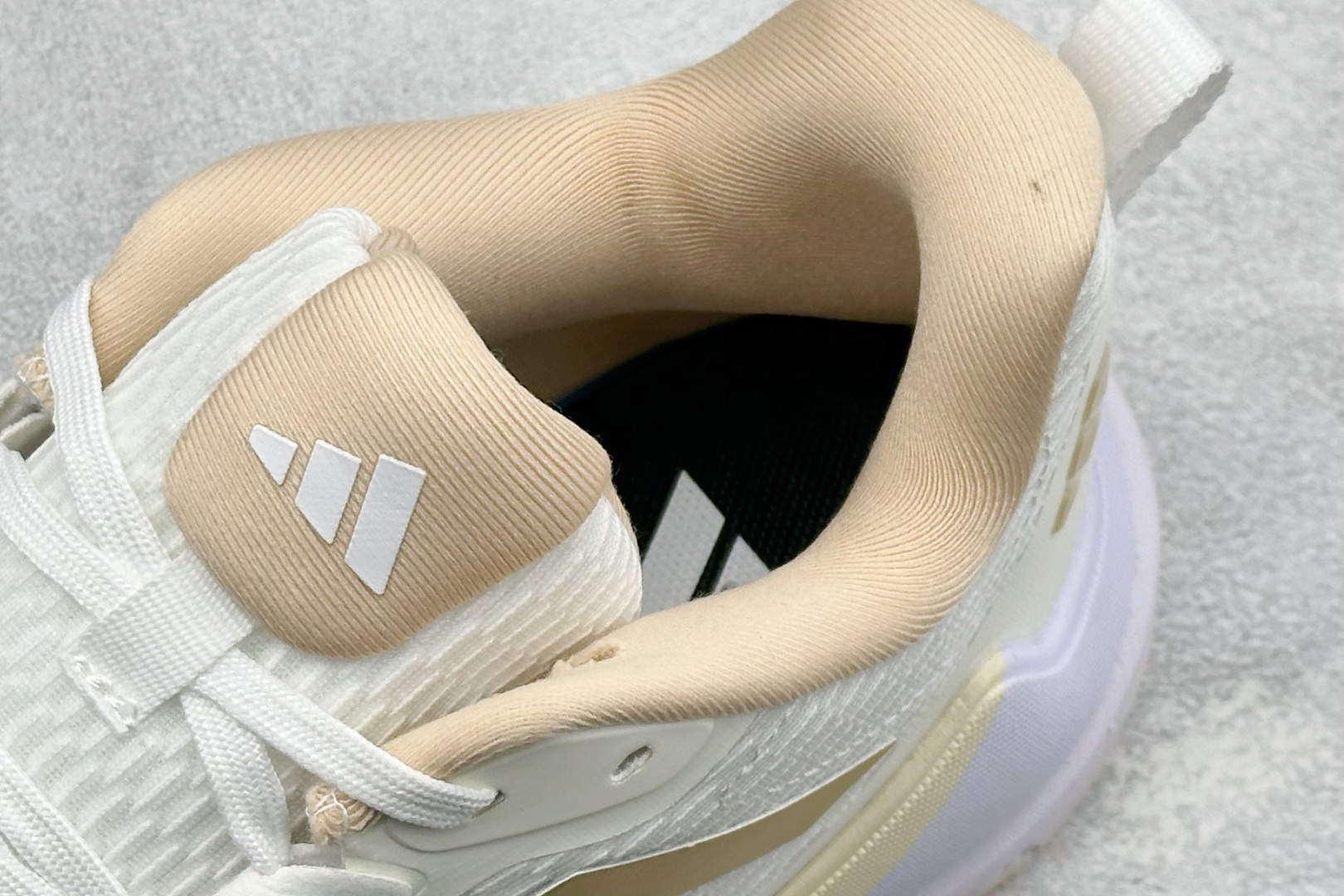 210 Adidas Novaflight 2 简约舒适 防滑耐磨 低帮训练跑鞋 HP7026-Chinese UA Cheap High Quatity Brand Clothes Bags handbags Sneakers wholesale wholesaler seller from China Factory suppliers Fashion Clothing Shoes best Quality Beautiful Price 210 Adidas Novaflight 2 简约舒适 防滑耐磨 低帮训练跑鞋 HP7026