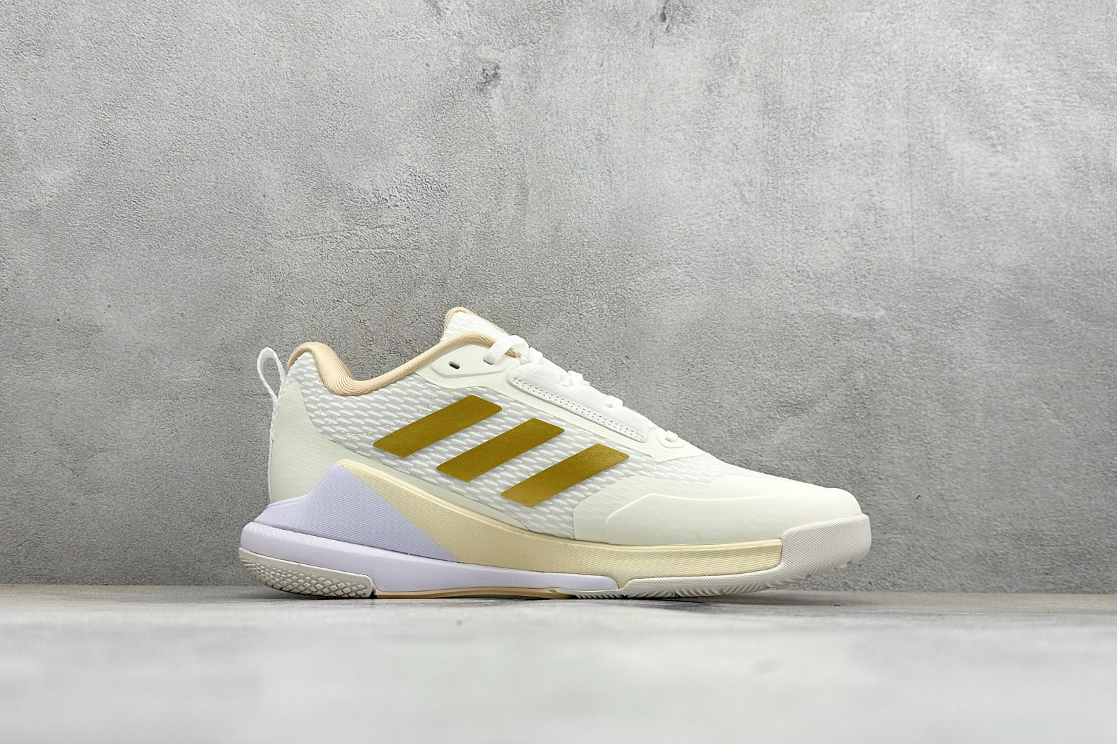210 Adidas Novaflight 2 简约舒适 防滑耐磨 低帮训练跑鞋 HP7026-Chinese UA Cheap High Quatity Brand Clothes Bags handbags Sneakers wholesale wholesaler seller from China Factory suppliers Fashion Clothing Shoes best Quality Beautiful Price 210 Adidas Novaflight 2 简约舒适 防滑耐磨 低帮训练跑鞋 HP7026