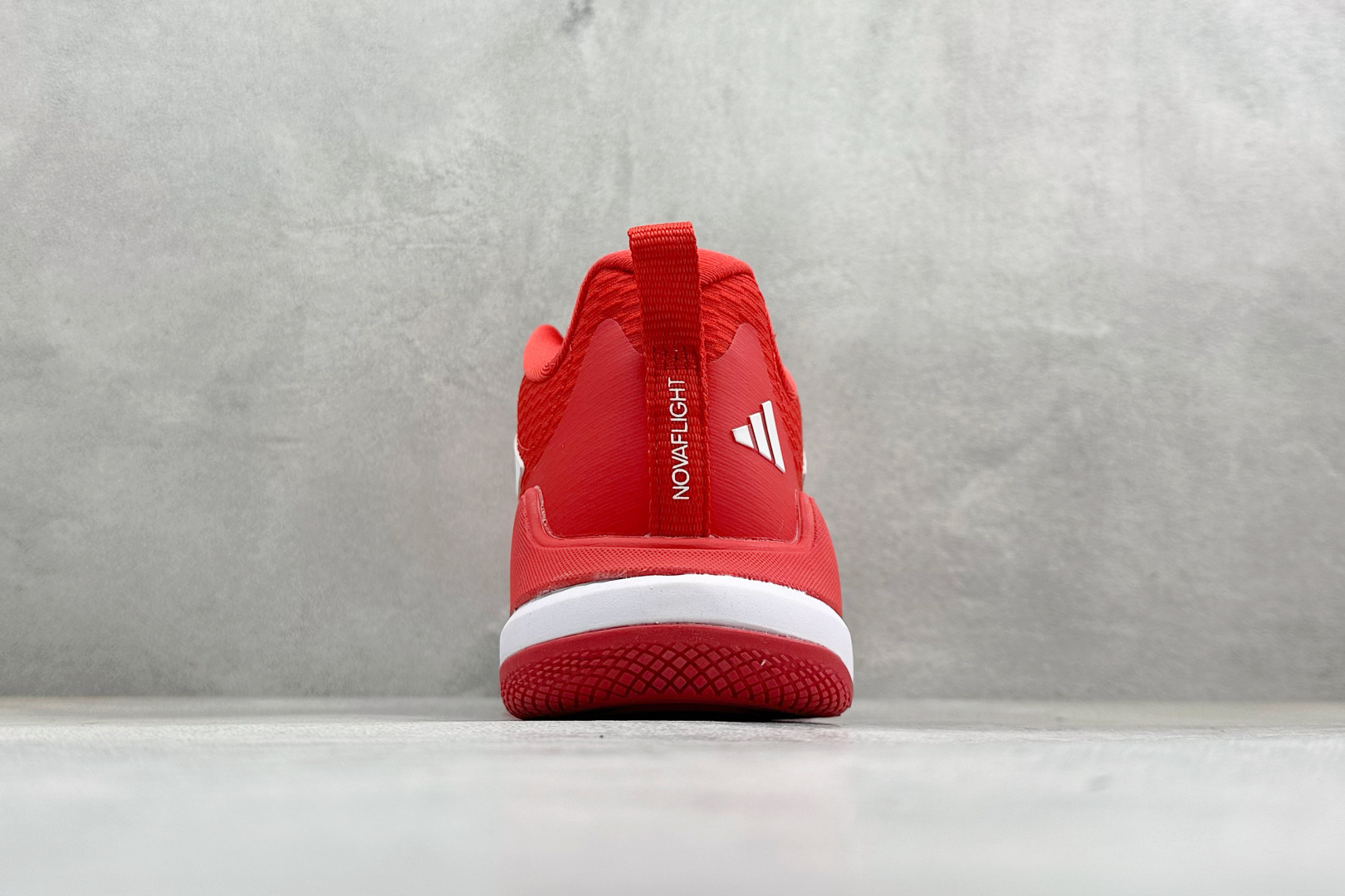 210 Adidas Novaflight 2 简约舒适 防滑耐磨 低帮训练跑鞋 IH5553