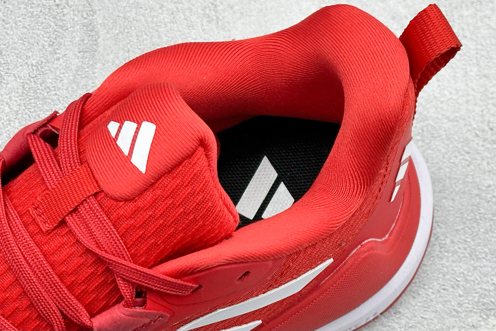 210 Adidas Novaflight 2 简约舒适 防滑耐磨 低帮训练跑鞋 IH5553