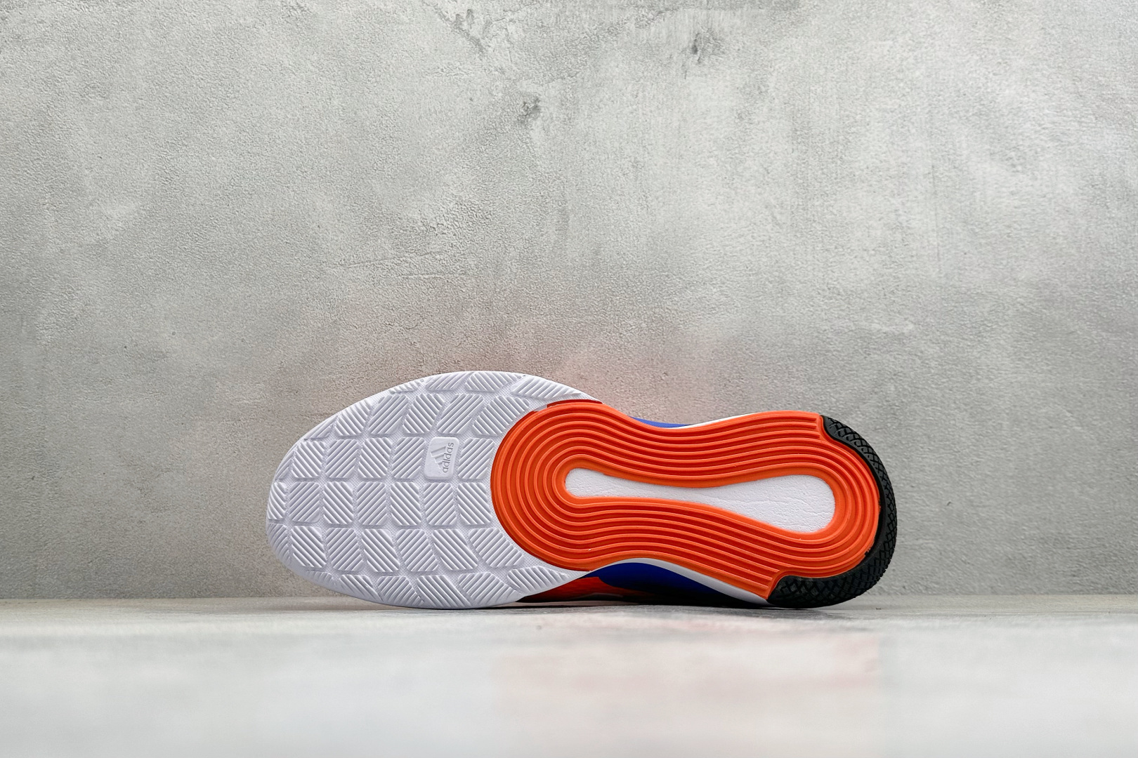 210 Adidas Novaflight 2 简约舒适 防滑耐磨 低帮训练跑鞋 JP7272