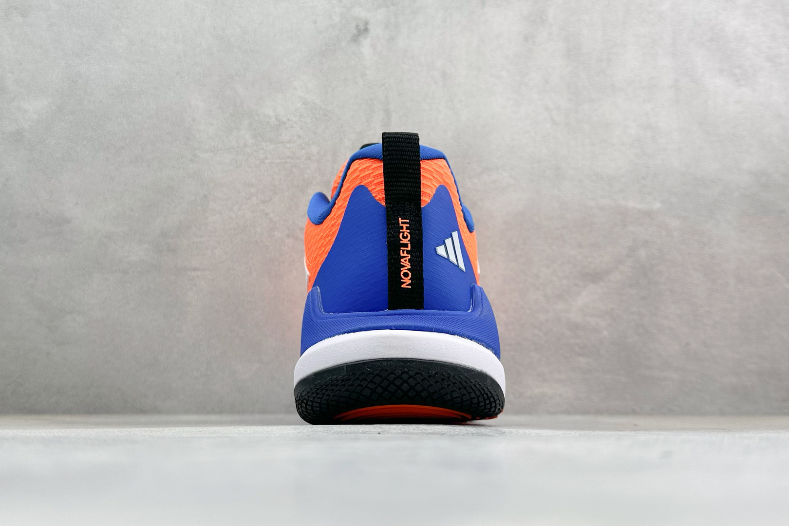 210 Adidas Novaflight 2 简约舒适 防滑耐磨 低帮训练跑鞋 JP7272