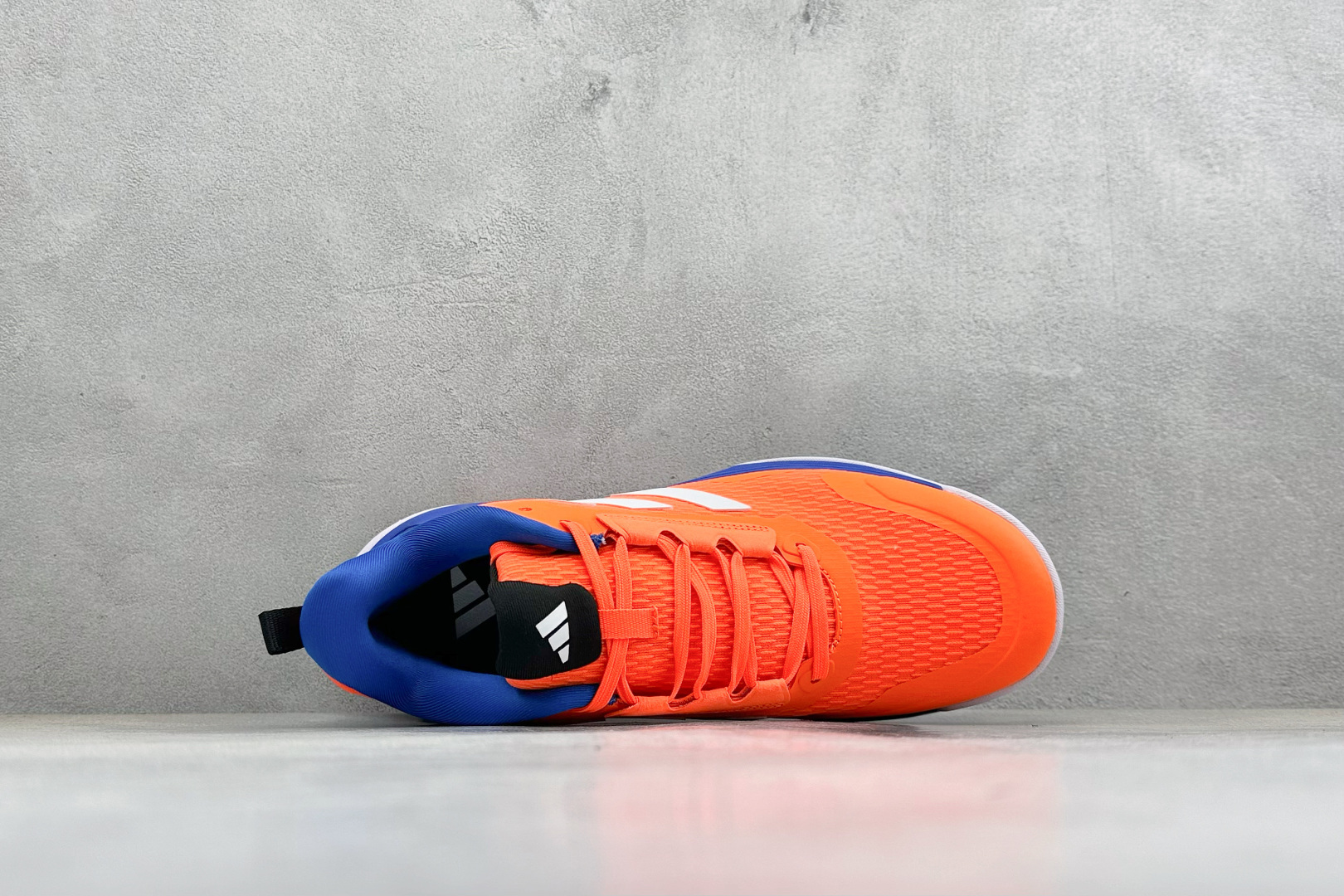 210 Adidas Novaflight 2 简约舒适 防滑耐磨 低帮训练跑鞋 JP7272