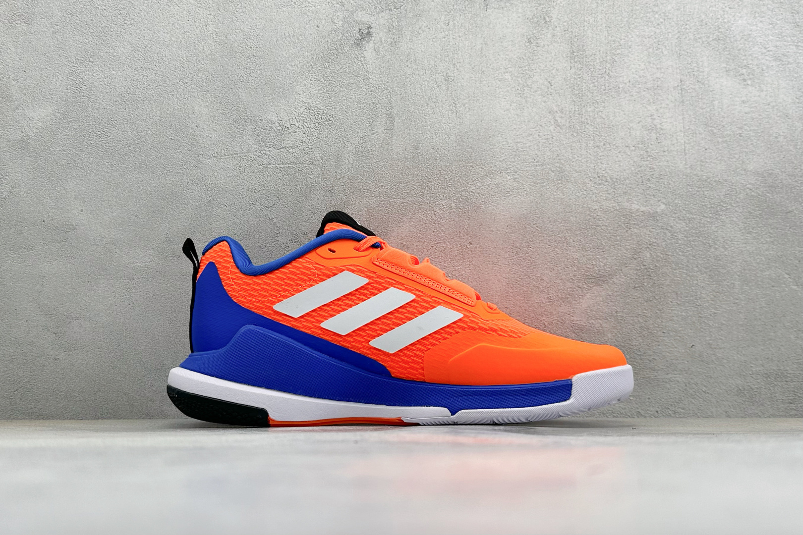 210 Adidas Novaflight 2 简约舒适 防滑耐磨 低帮训练跑鞋 JP7272