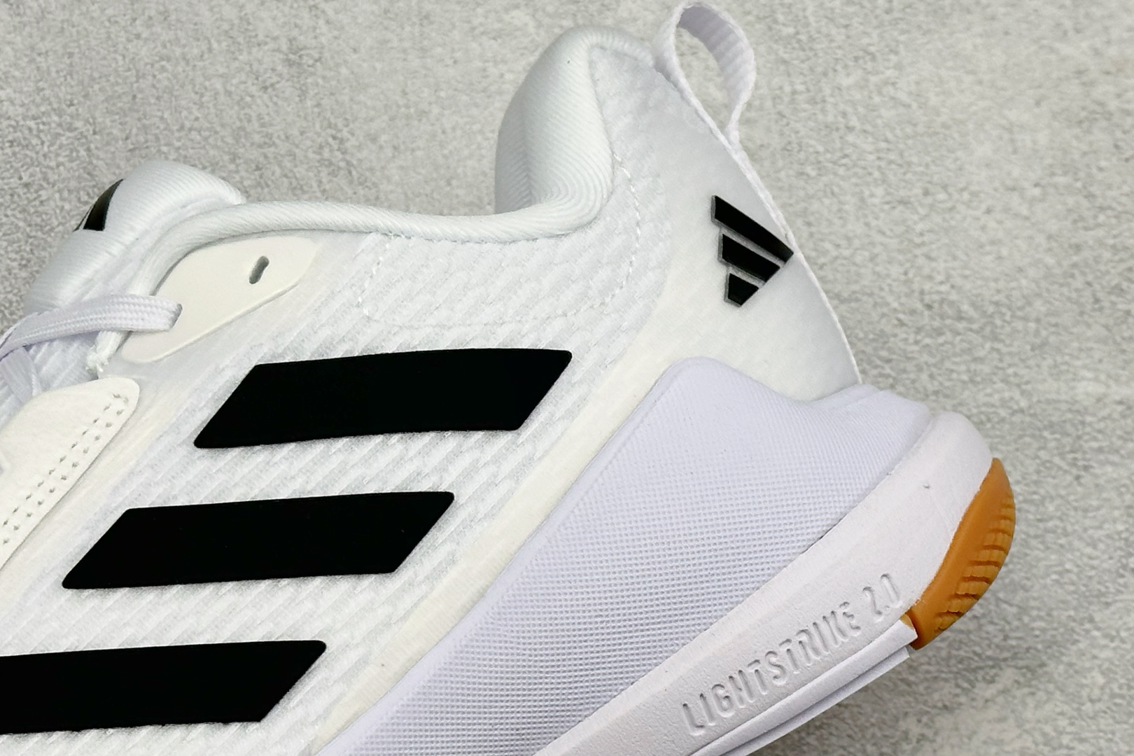 210 Adidas Novaflight 2 简约舒适 防滑耐磨 低帮训练跑鞋 ID3667
