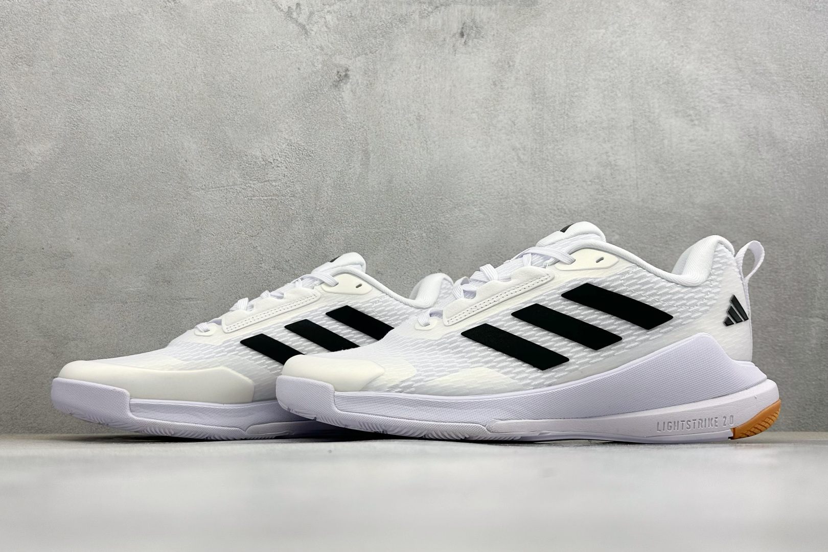 210 Adidas Novaflight 2 简约舒适 防滑耐磨 低帮训练跑鞋 ID3667