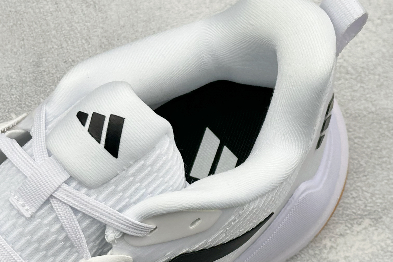 210 Adidas Novaflight 2 简约舒适 防滑耐磨 低帮训练跑鞋 ID3667